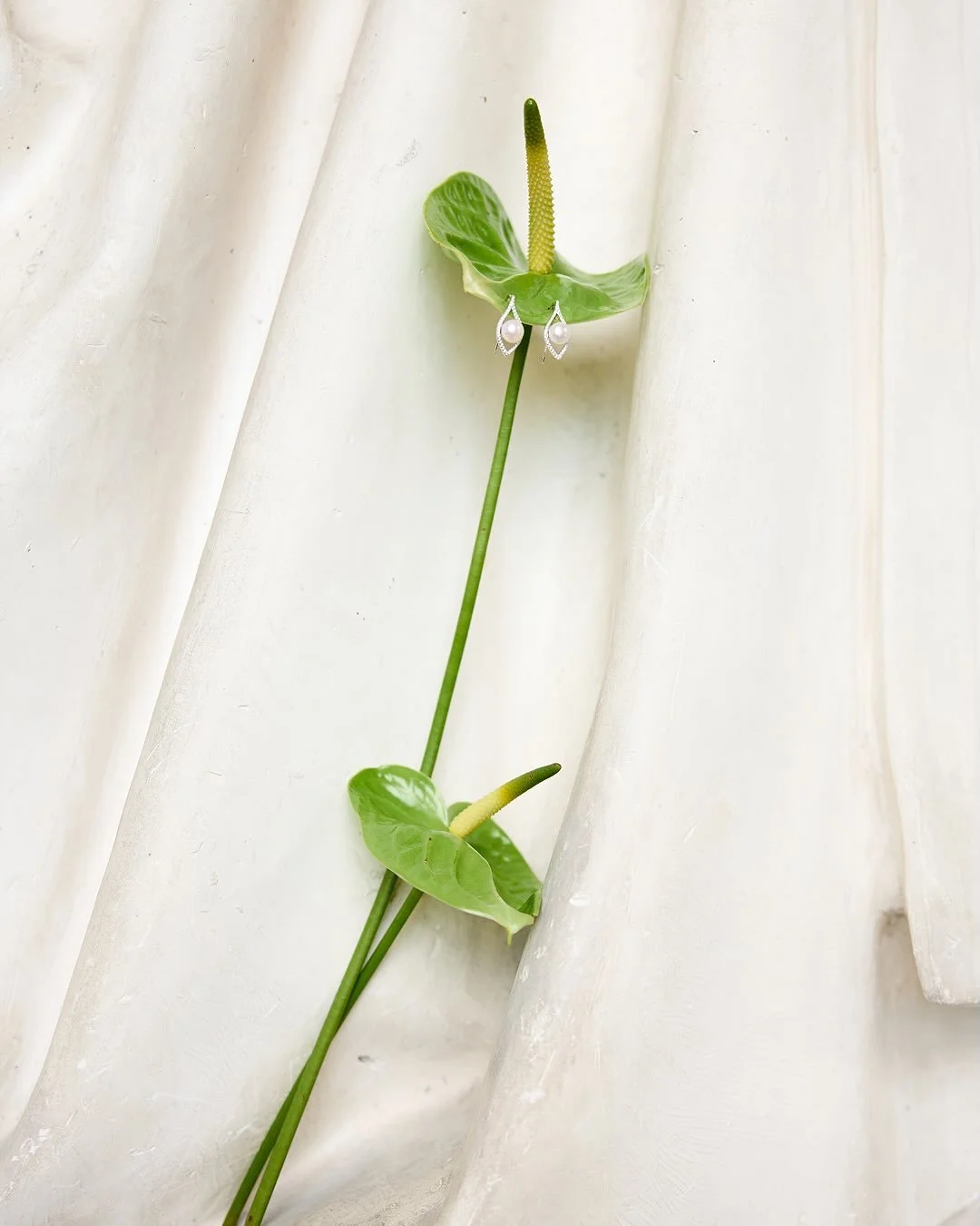 Where every shade says &lsquo;I do.&rsquo; 🩶
&mdash;&mdash;&mdash;&mdash;&mdash;&mdash;&mdash;&mdash;&mdash;&mdash;&mdash;&mdash;&mdash;&mdash;&mdash;&mdash;&mdash;
Wedding Planner &amp; Designer @jasminandpeonies 
Photographer @jnesaisquoi.studio 
