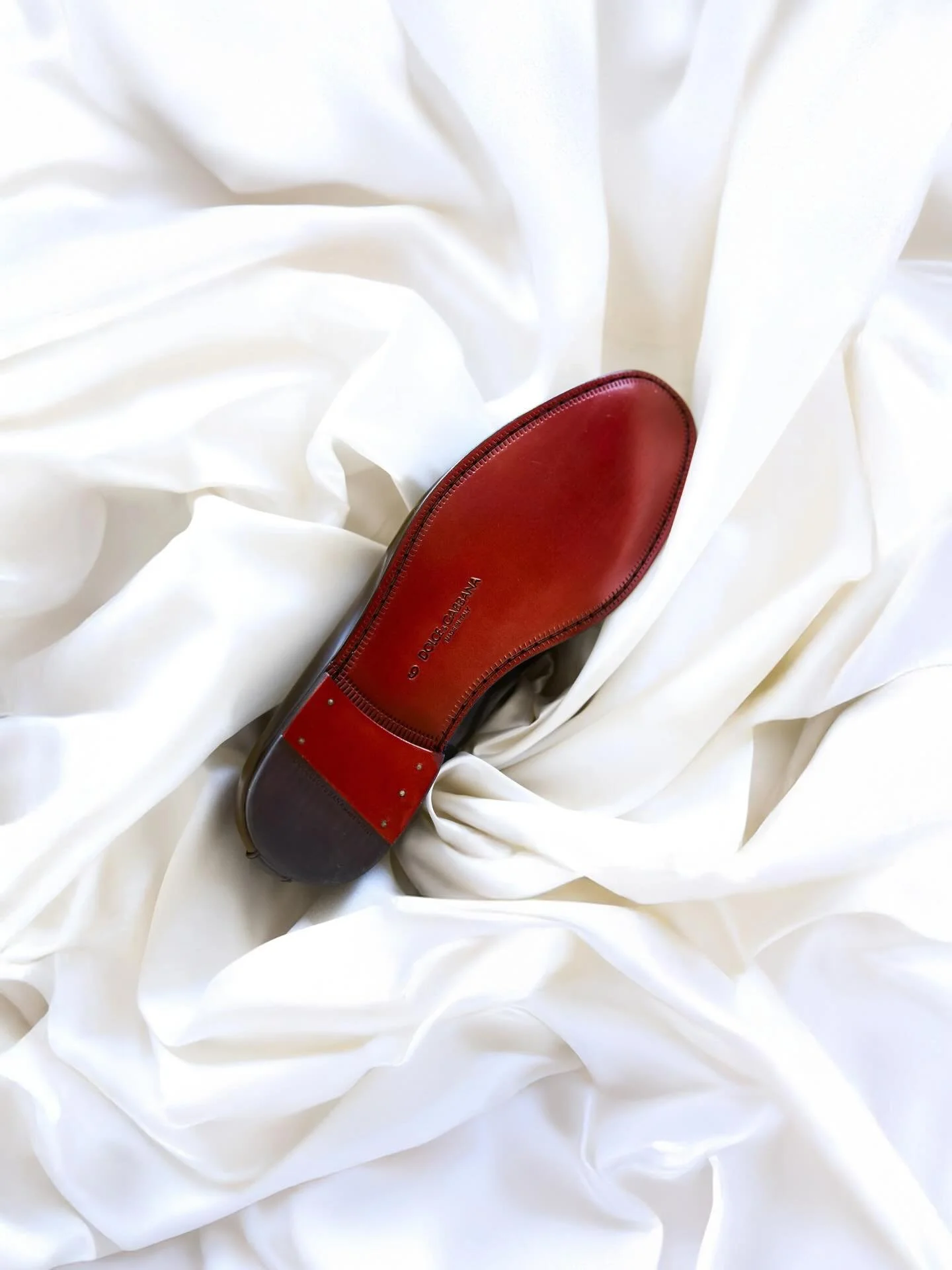 A pop of red ❤️
——————
Wedding Planner & Designer @jasminandpeonies 
Photographer @jnesaisquoi.studio 
Videographer @thomasschweighofer_ 
Content creator @jnesaisquoi.rarities 
Venue @chateaudechamplatreux 
Cat