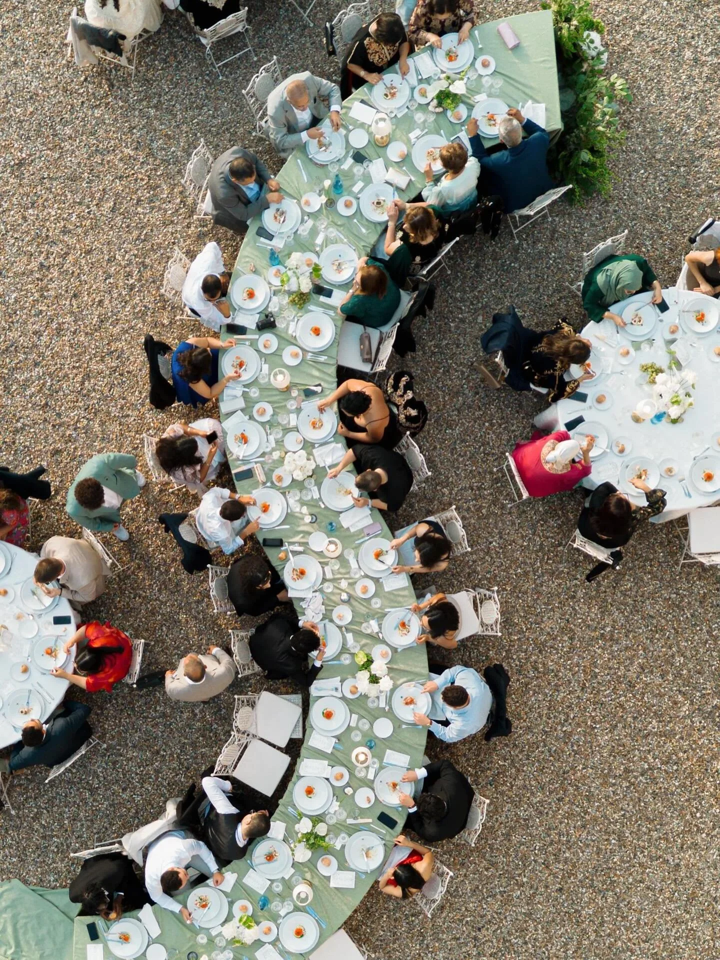 A table set for love, with curves as endless as the season 💫
——————
Wedding Planner & Designer @jasminandpeonies 
Photographer @jnesaisquoi.studio 
Videographer @thomasschweighofer_ 
Content creator @jnesaisqu