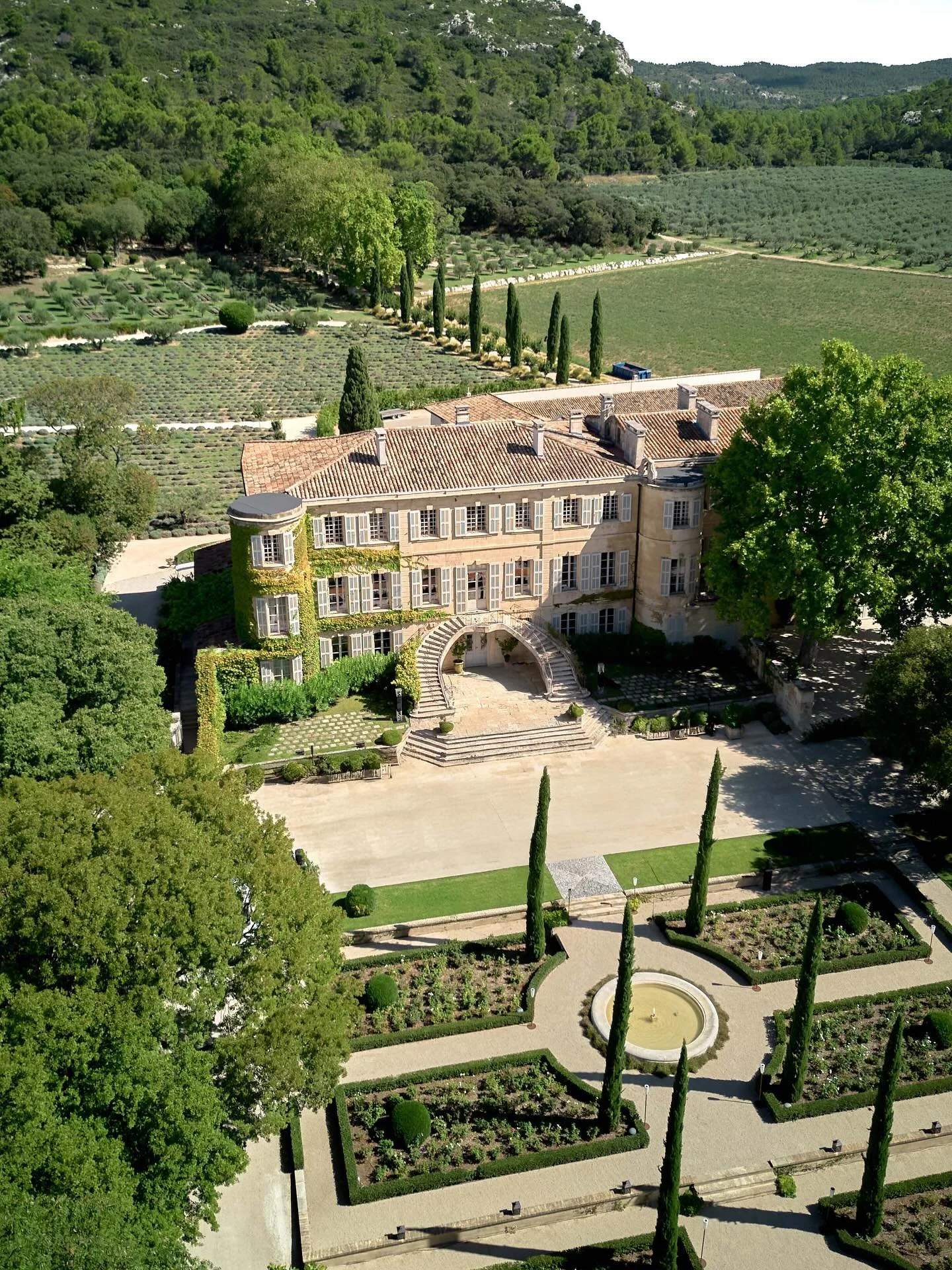 Unforgettable summer moments at @chateau.estoublon for a private event, as part of the @hanguyenphoto team 🙏 
&mdash;&mdash;&mdash;&mdash;&mdash;&mdash;

#wedding#frenchwedding#frenchriviera#editorialweddingphotography #weddingphotography#vogueweddi