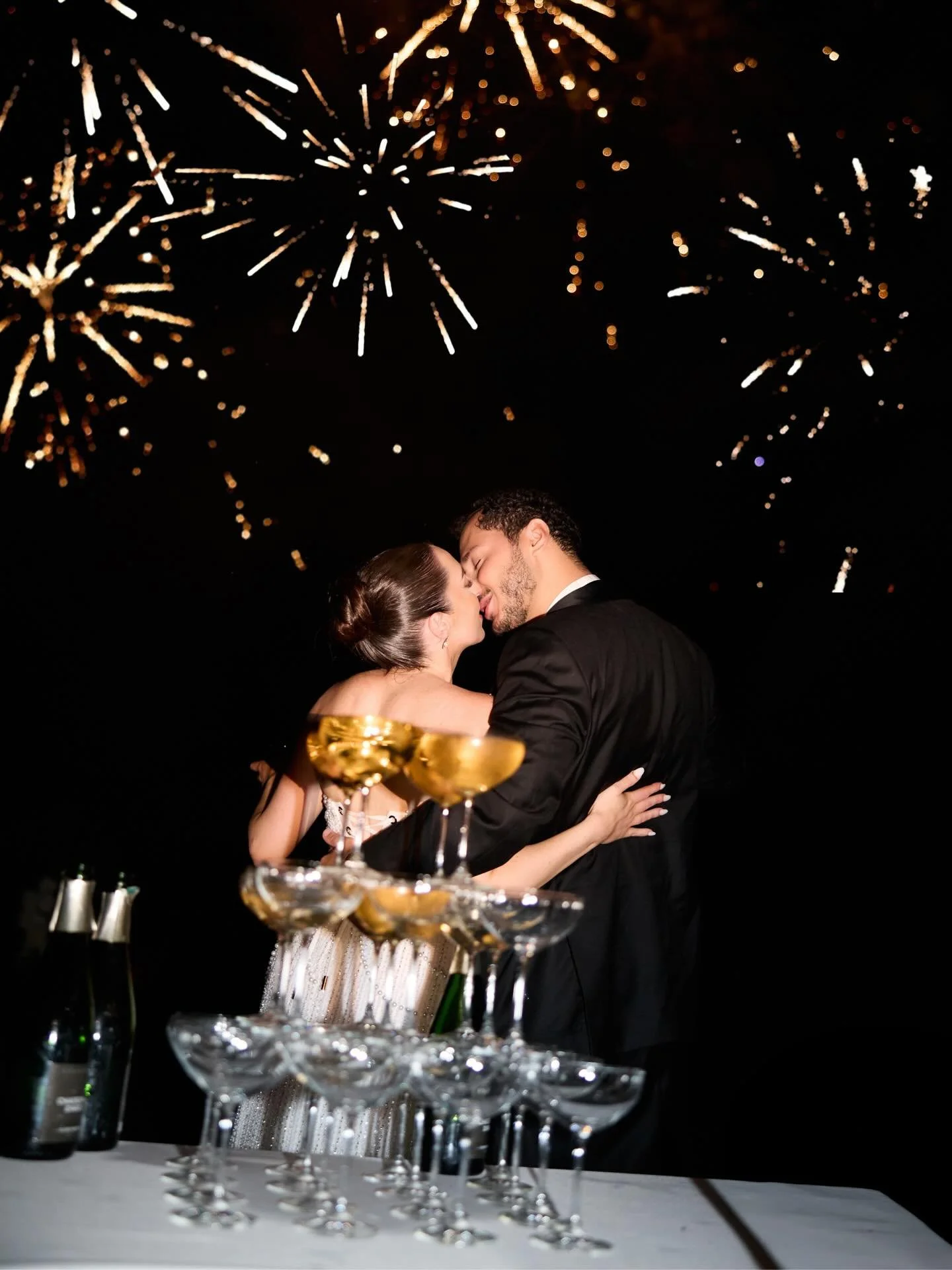 Fireworks in the sky, champagne in our glasses and a dance floor that never slept ✨🥂🩶

Wedding Planner &amp; Designer @jasminandpeonies 
Photographer @jnesaisquoi.studio 
Videographer @thomasschweighofer_ 
Content creator @jnesaisquoi.rarities 
Ven