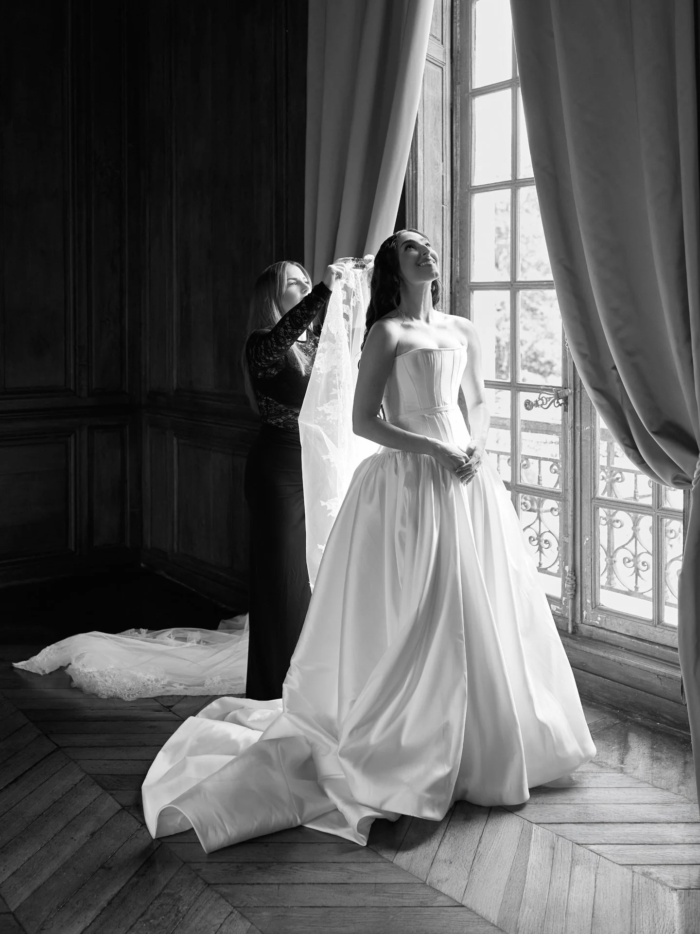 Front row to the best love story 🩶
&mdash;&mdash;&mdash;&mdash;
Wedding Planning &amp; Coordination : @mteamevents
Photographers : @jnesaisquoi.studio
Venue : @chateaudelesigny
Floral &amp; Wedding Design : @malkanidesign
Catering : @progtraiteur
DJ
