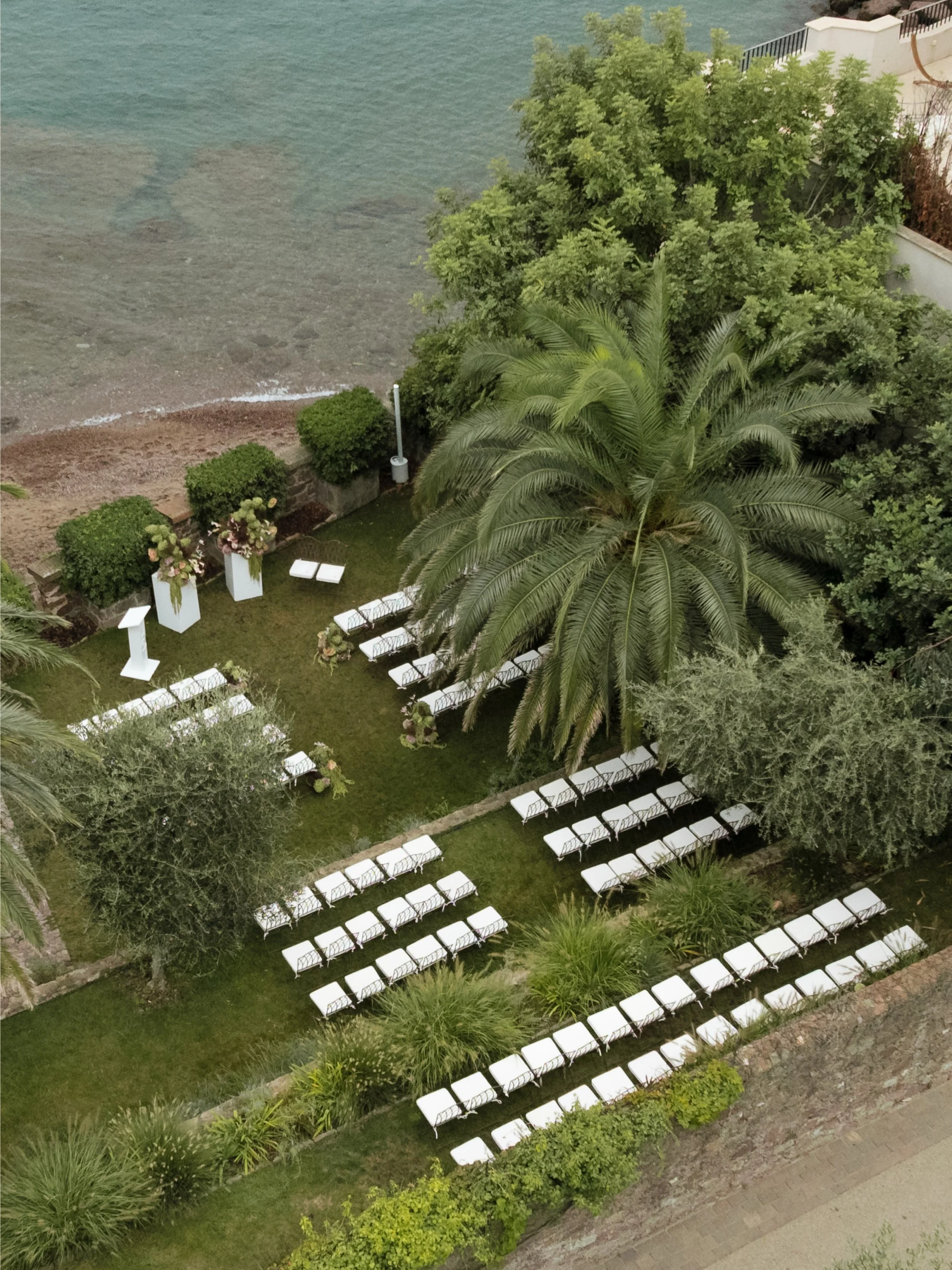 Rain, sand-filled air, sea and love &mdash; and a chateau that saw it all. C&ocirc;te d&rsquo;Azur.
&mdash;&mdash;
Wedding planner : @weddingangelsfrance 
Florist : @naunet_studio 
Venue : @la_napoule_artfoundation @inaf_private_functions