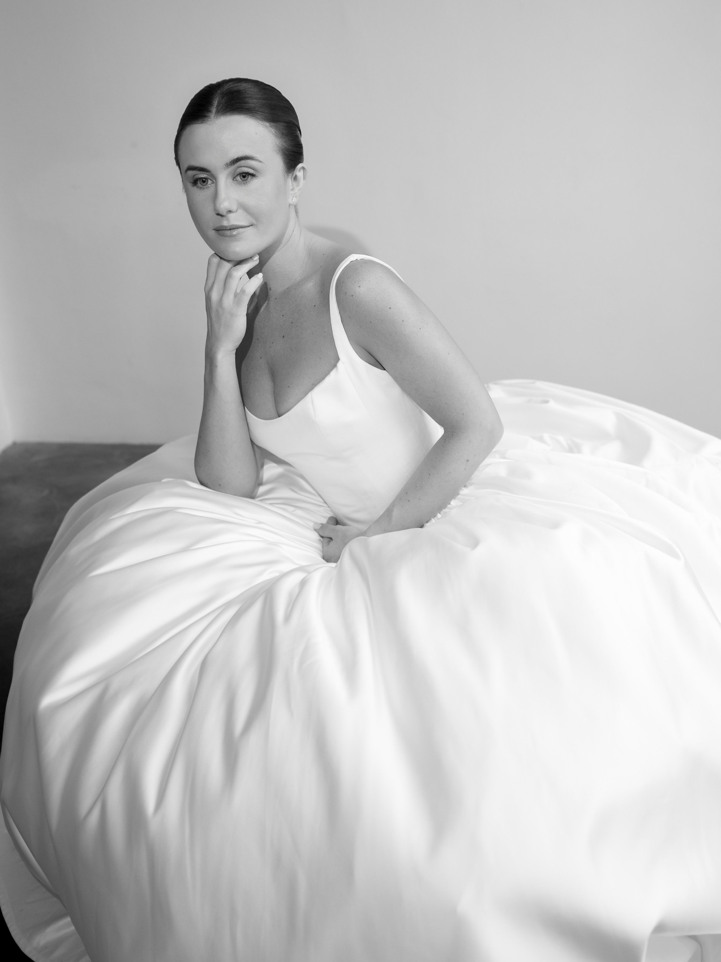 The quiet before the celebration 🩶
____
Dress: @_senstudio
Wedding planner : @weddingangelsfrance
