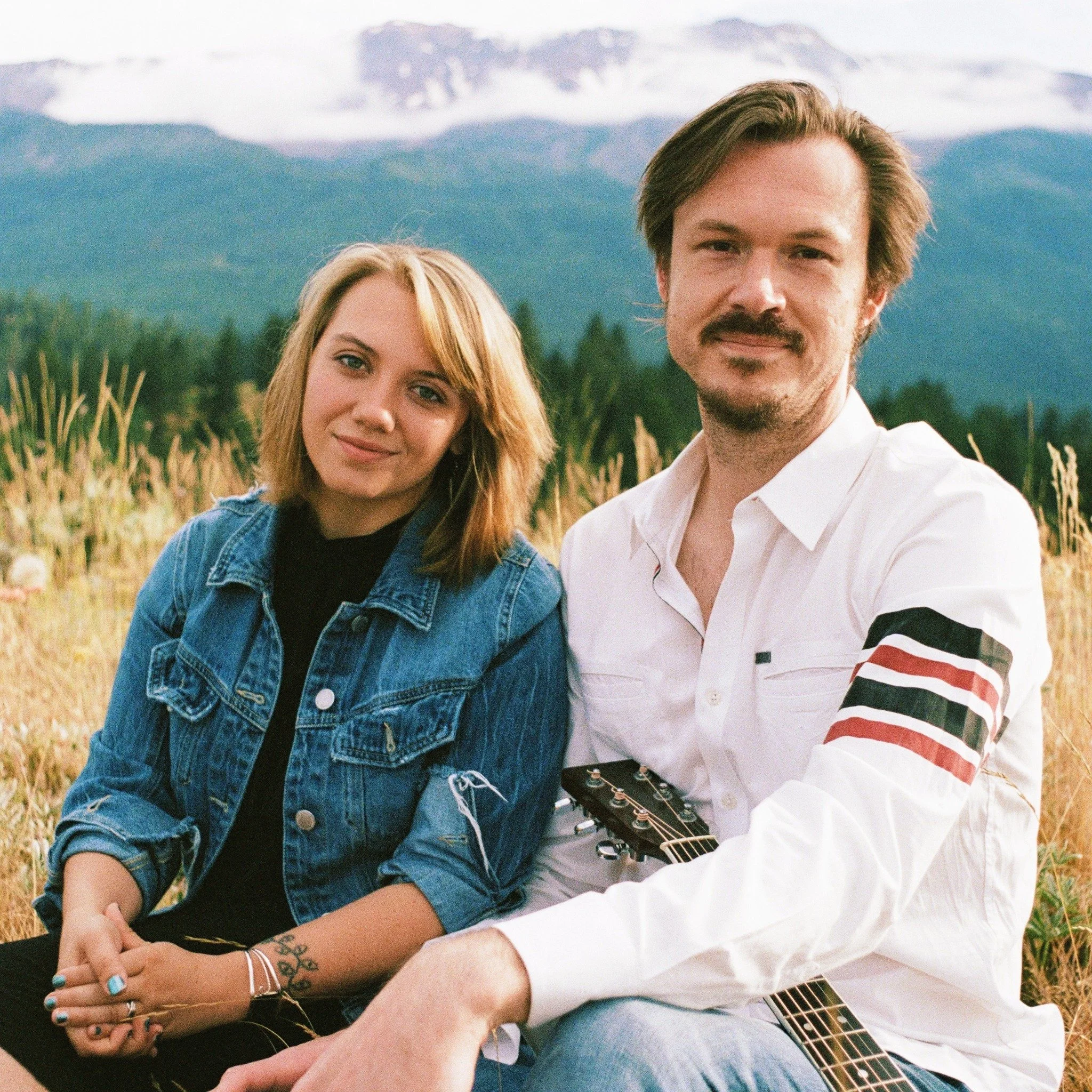 Song Premiere! 

Head over to FolkAlley.com for an exclusive early listen to Rosine's "It Never Ends." The single is from the duo's upcoming debut on Compass Records. (🔗 in bio)
