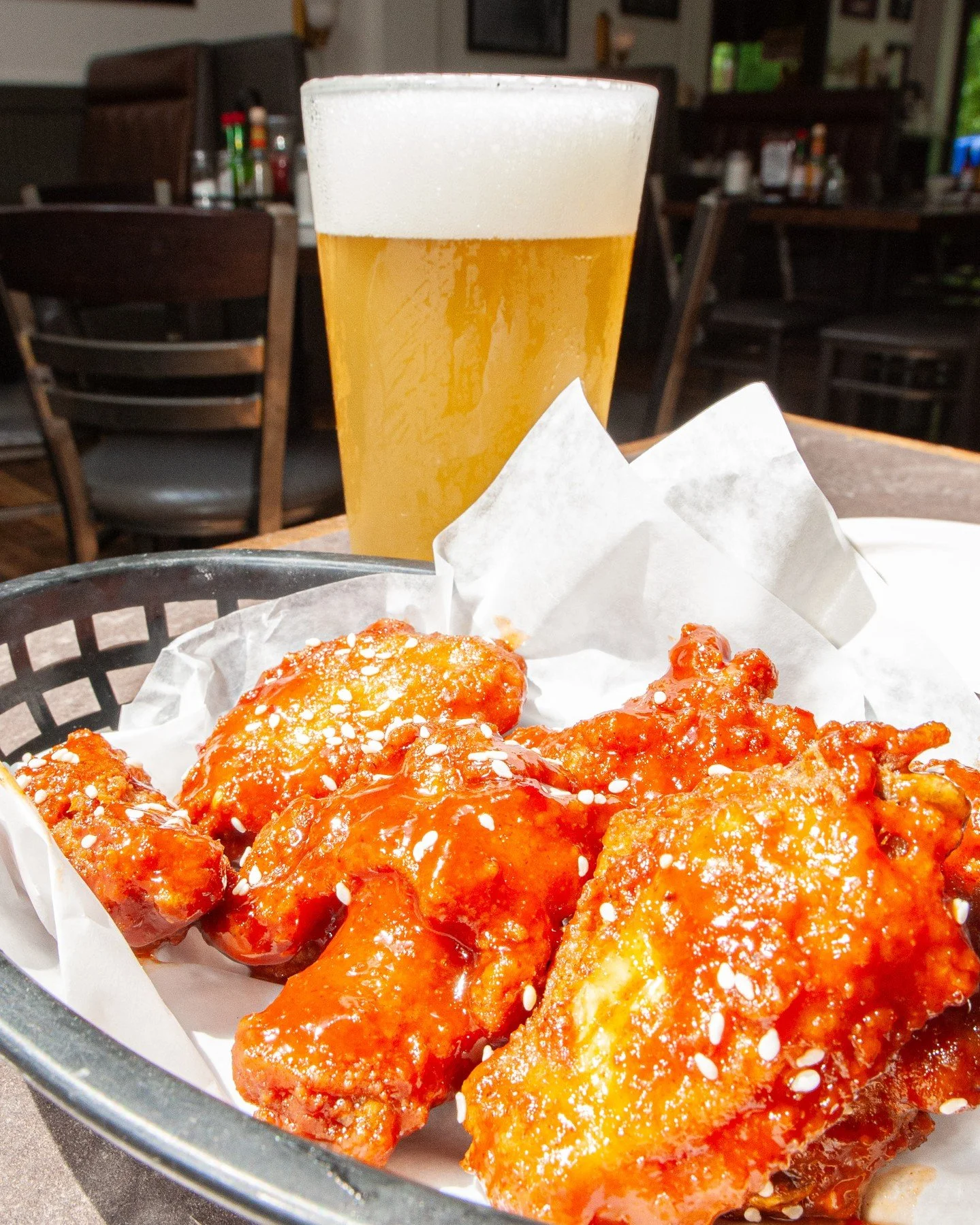 Wing + Beer Wednesday is HEEEEERE!⁠
⁠
Get $3 off draft beers and $3 off bone-in wings or boneless bites from 3 to 9 PM.⁠
⁠
Pick your flavor: BBQ, buffalo, sweet Thai chili, or our flavor of the week with ranch or bleu cheese on the side.⁠
⁠
This week