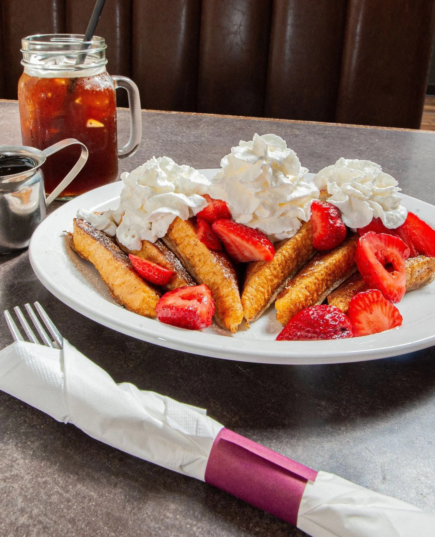 It’s Ginuwine’s birthday… not that you need an excuse to pile fresh strawberries on your French toast 🎉🍓