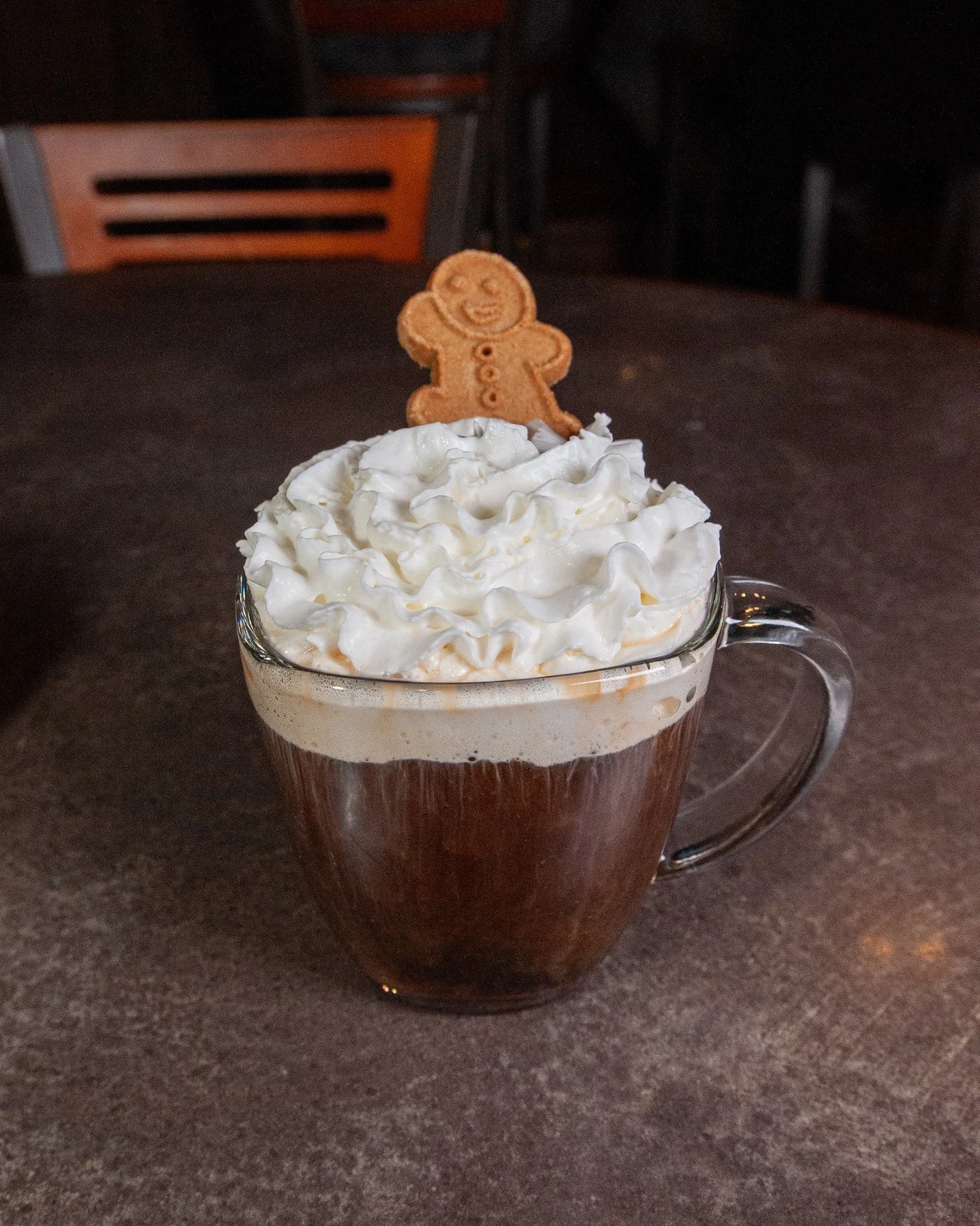 One more sleep until Christmas! Come grab a tasty festive bev and let it all sink in. We're closing early today at 3 and closed tomorrow for Christmas 🎅🎁🧇⁠
⁠
🔥 Gingerbread Warm-Up⁠
Brown sugar bourbon, gingerbread syrup, and Manifesto Coffee topp