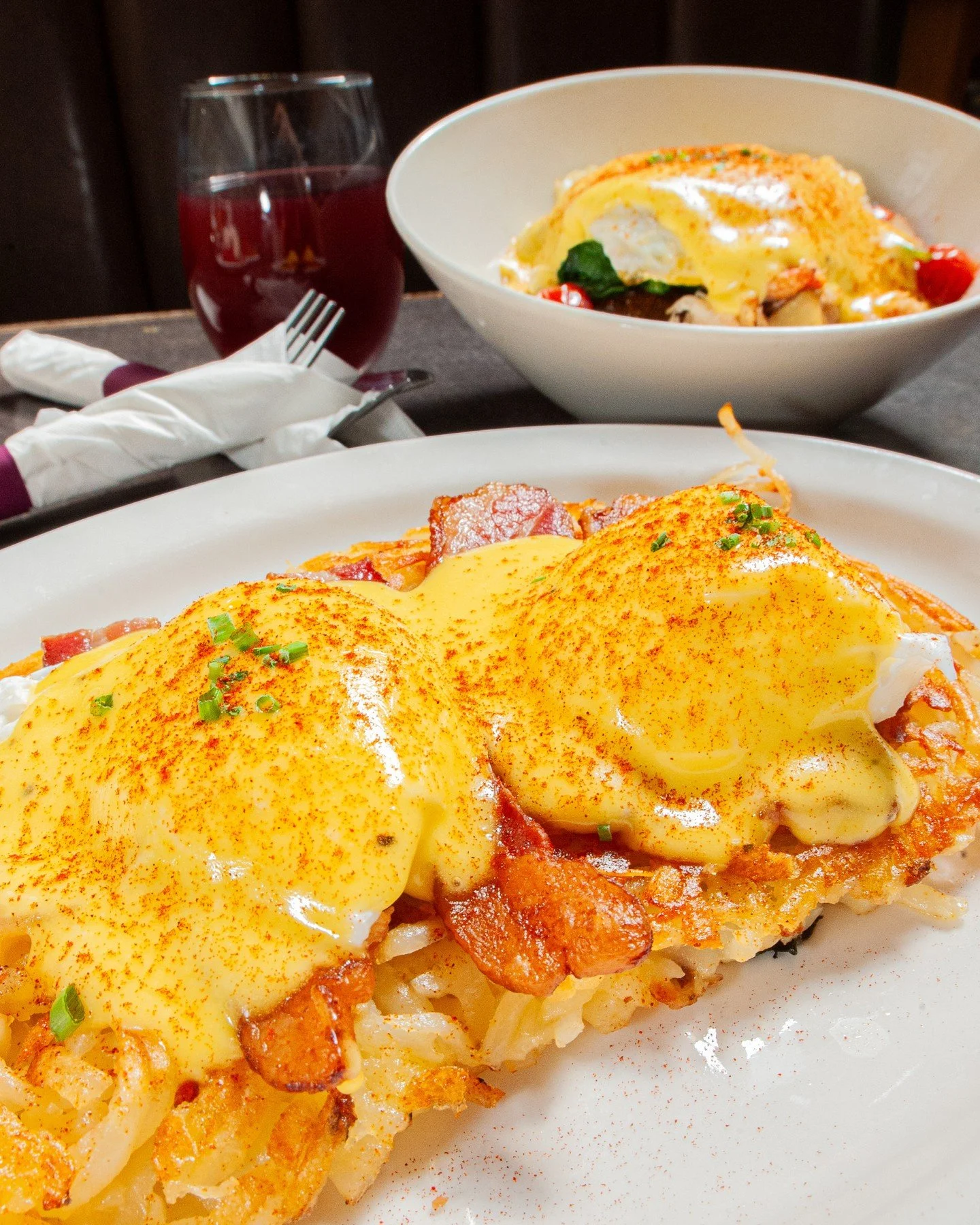 Okayyyy, Benny Browns!⁠
⁠
Hashbrowns, bacon, poached eggs, hollandaise, and chives.... What more could you need?