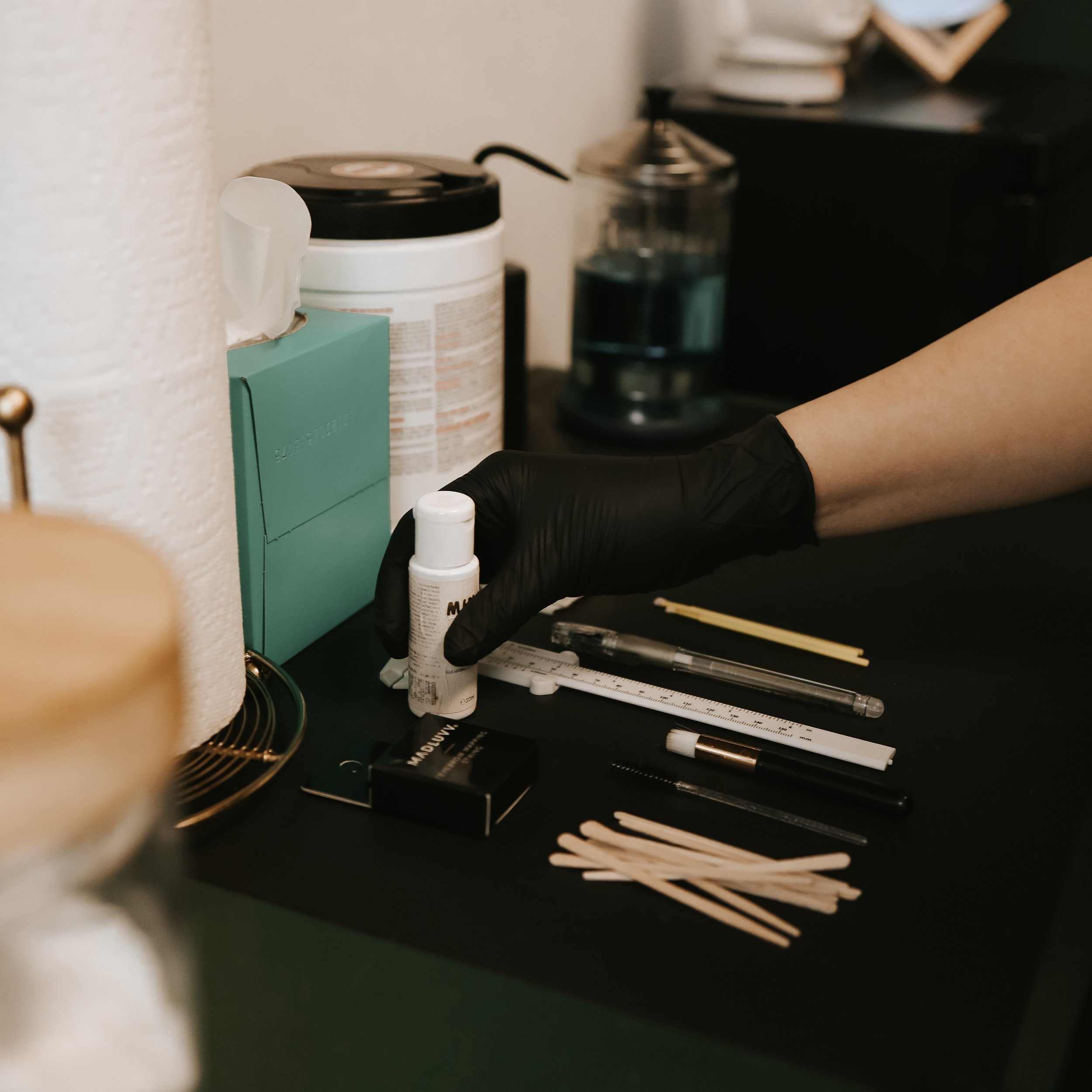 Peek into the magic behind the perfect brow! ✨ 
Behind the scenes of my brow appointment: where every detail counts. From a thorough cleanse and exfoliation to meticulous mapping and waxing, we&rsquo;re crafting your signature look with care and prec