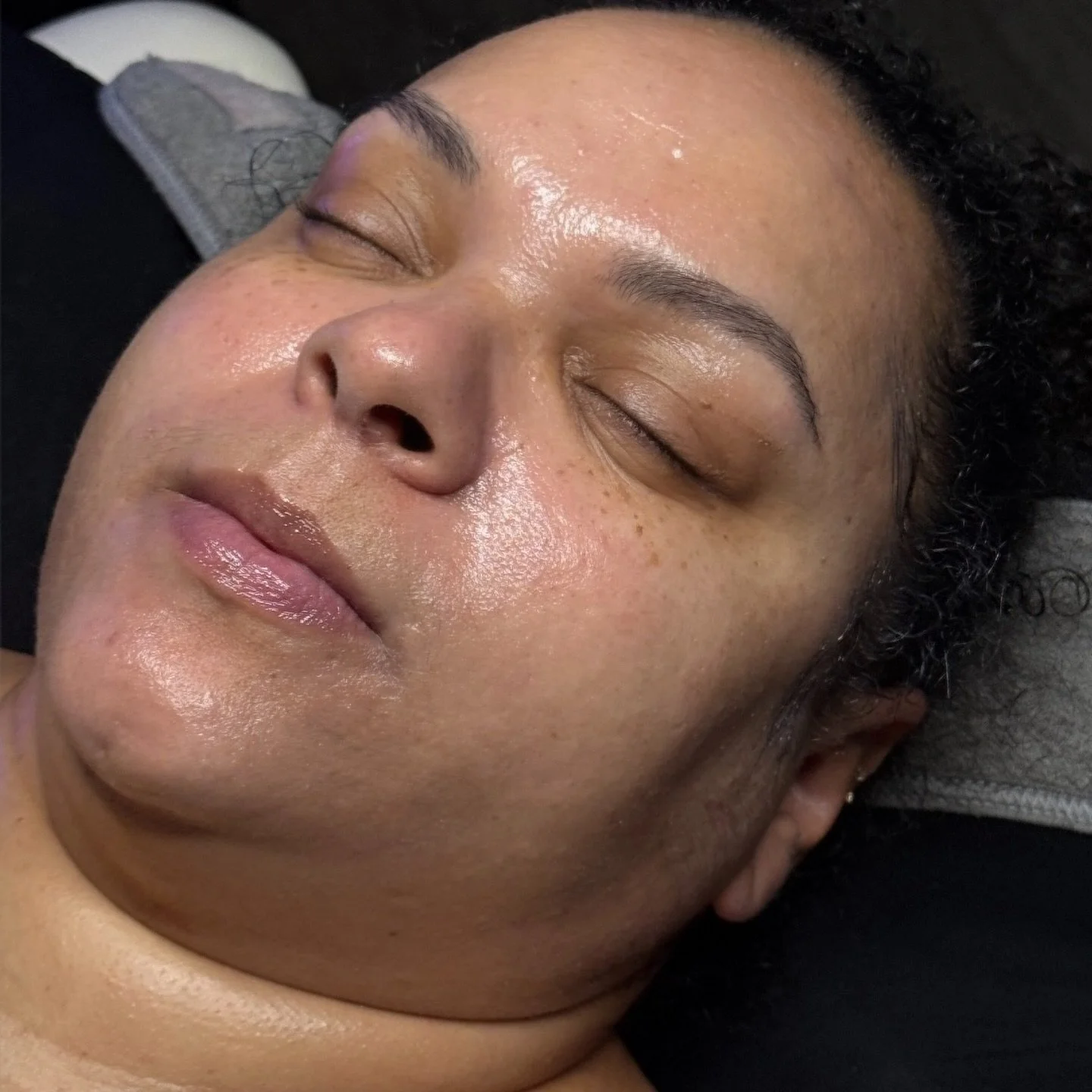 Glowing skin + perfectly shaped brows = the ultimate duo.
She walked in beautiful&mdash;she walked out confident✨🤍 

This glow was achieved with our Basic Facial, featuring:
✨ Painless extractions for a clean, smooth complexion
✨ Lymphatic drainage 