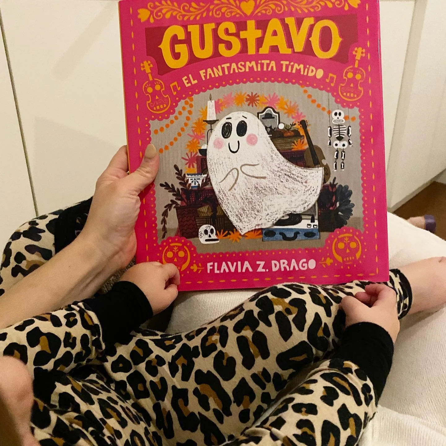 A favorite Halloween (and year round) read! Gustavo, El Fantasmita T&iacute;mido by @flavia_zdrago is a sweet story about about a shy ghost and how he perseveres. Definitely one to add to your bookshelf! 👻🤍

#spanishkidsbooks #spanishkids #spanglis