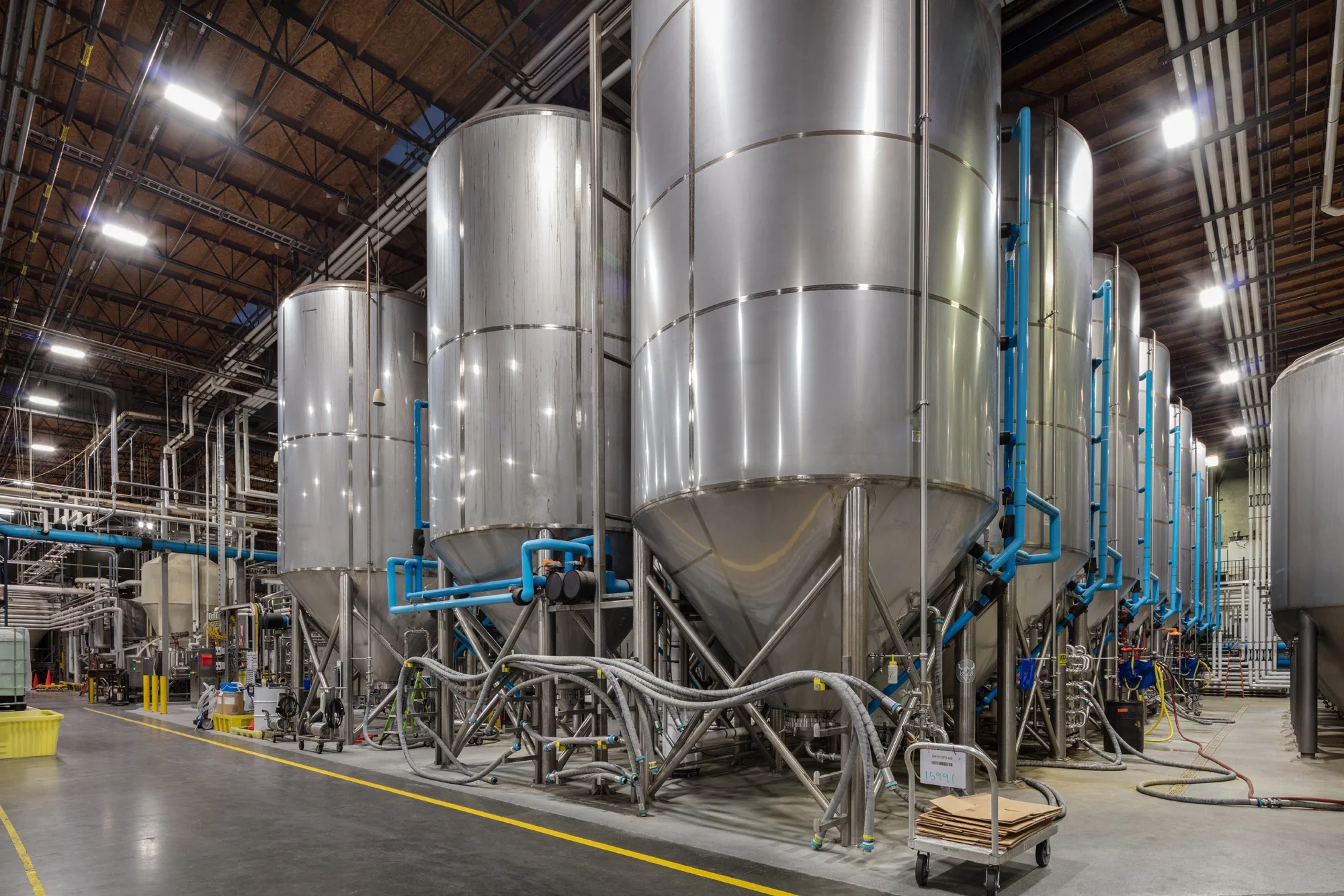 industrial-warehouse-interior-stone-brewery-escondido-3-©robert-greaux-photography.webp