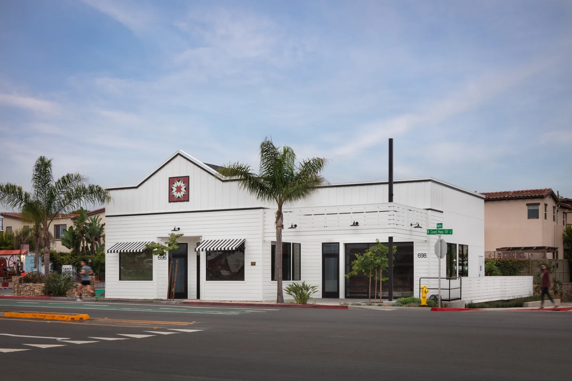 retail-building-exterior-corner-encinitas-©robert-greaux-photography.webp