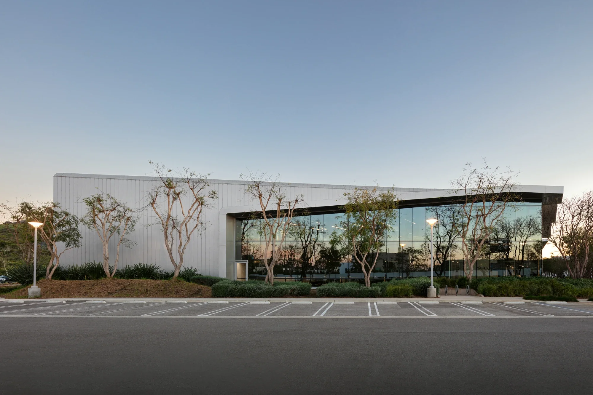 office-exterior-yahoo-campus-playa-vista-1-©robert-greaux-photography.webp