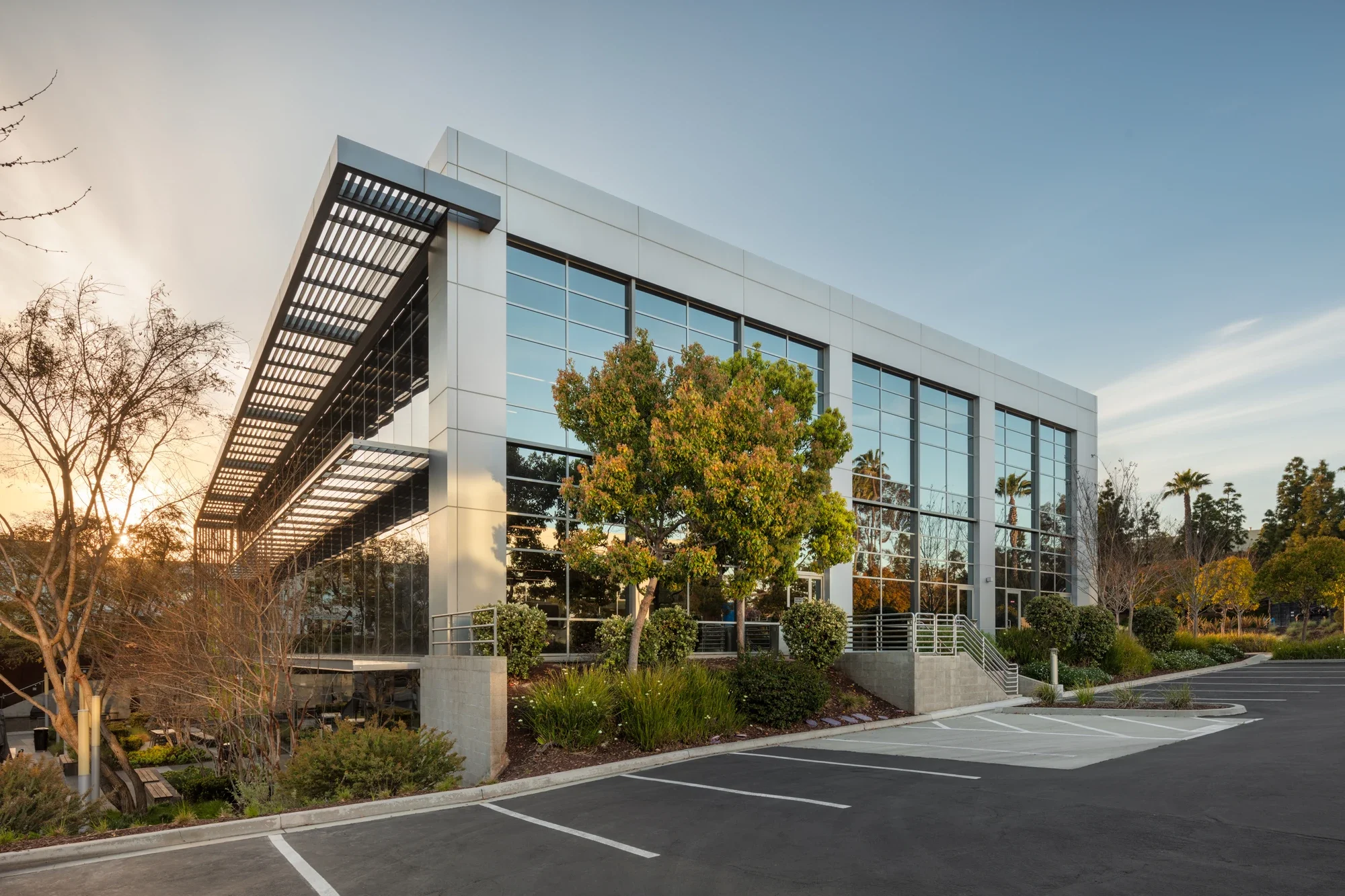 office-life-science-exterior-building-utc-san-diego-2-©robert-greaux-photography.webp