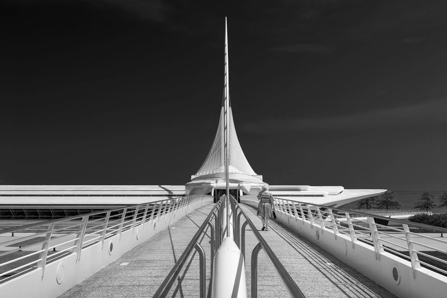 Quadracci Pavilion | Architect: Santiago Calatrava | Milwaukee, WI

Connecting with beauty. The Reiman Bridge linking Wisconsin Avenue to the stunning Milwaukee Art Museum is a wonderful execution of balance and symmetry.

#architecture #architectura