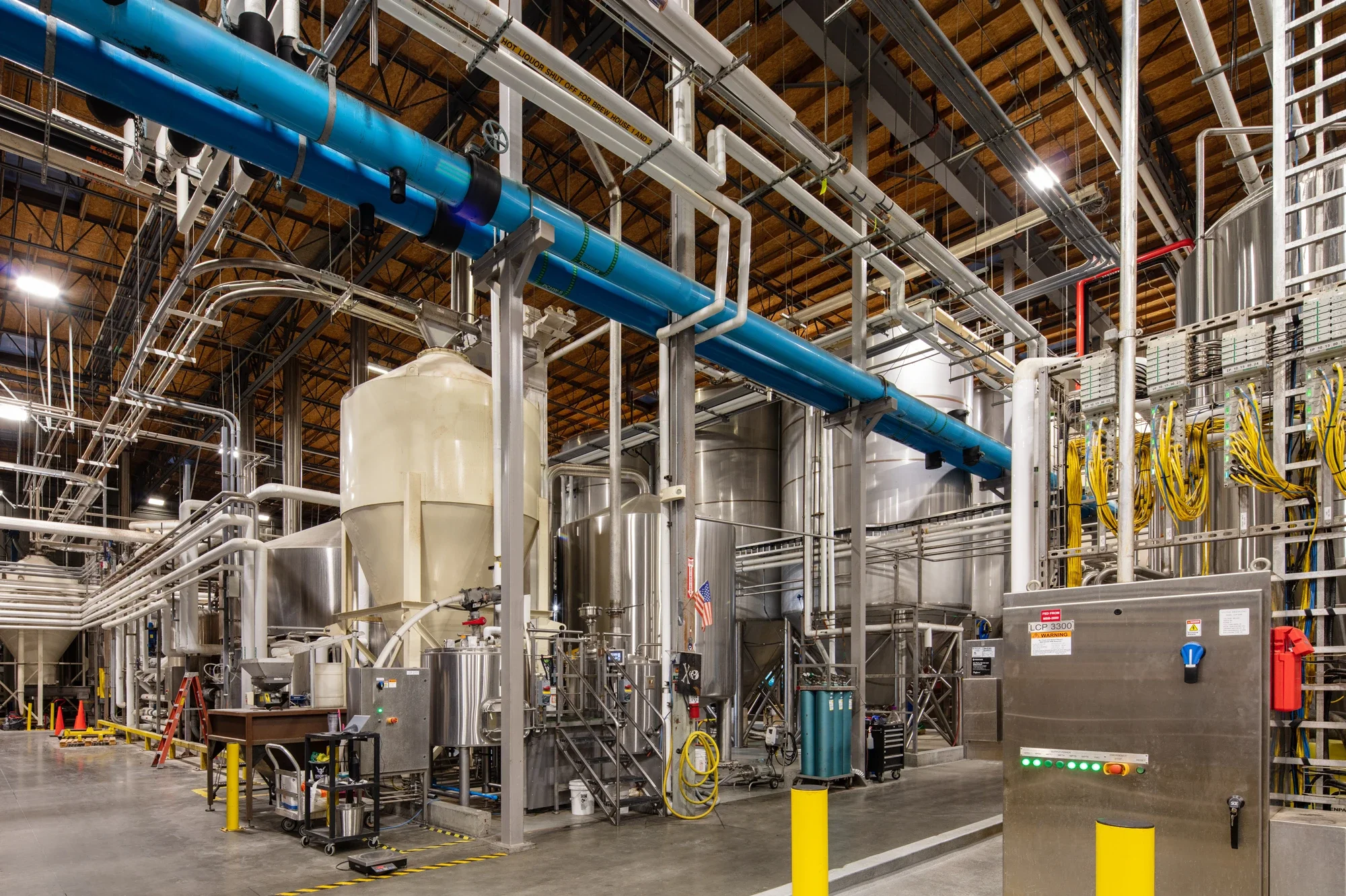 industrial-warehouse-interior-stone-brewery-escondido-2-©robert-greaux-photography.webp