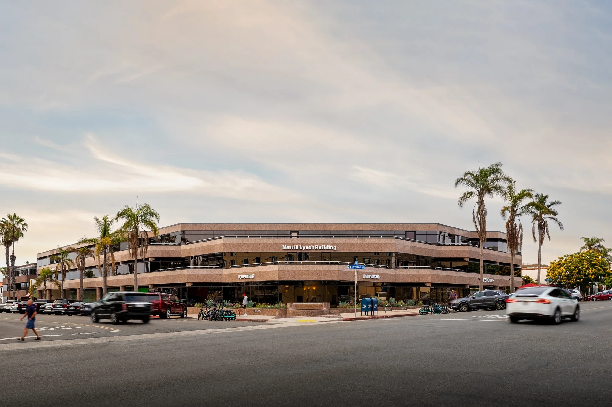 office-buiding-exterior-corner-la-jolla-©robert-greaux-photography.webp