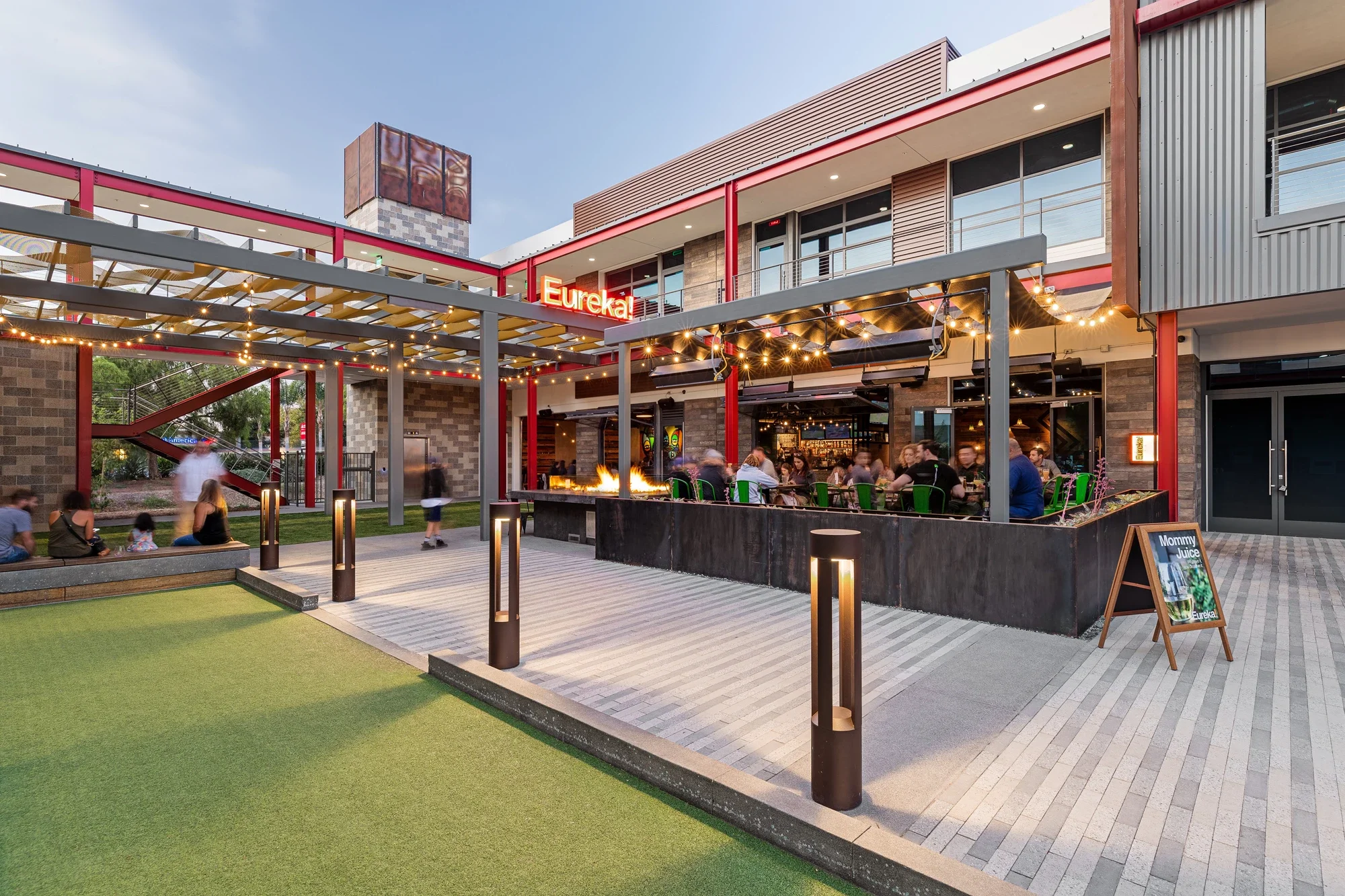 retail-outdoor-dining-eureka-san-diego-carlsbad-©robert-greaux-photography.webp