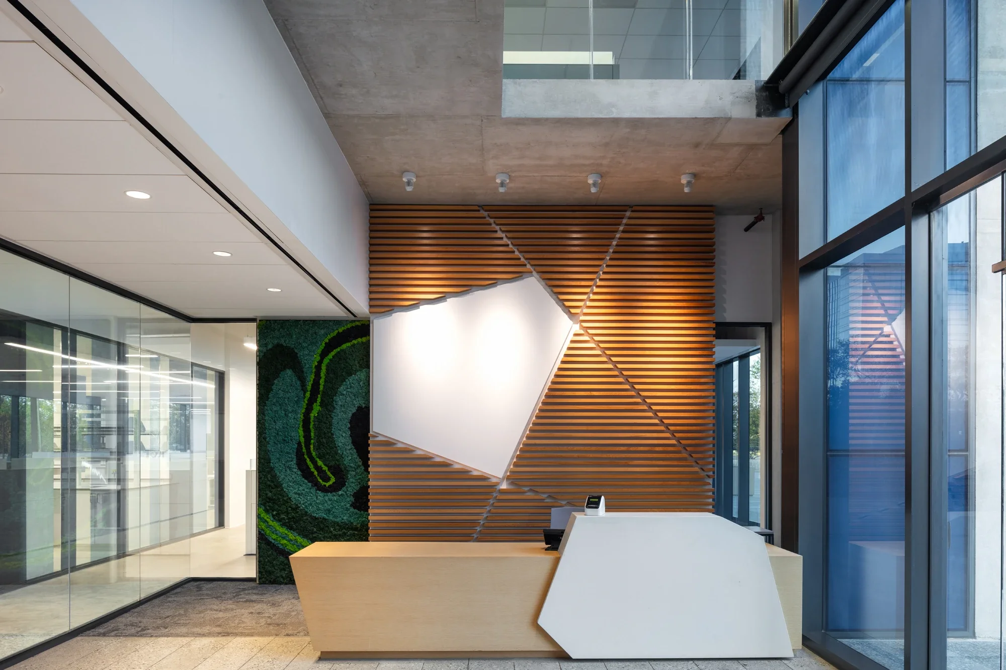 office-life-science-lobby-utc-nexus-san-diego-1-©robert-greaux-photography.webp