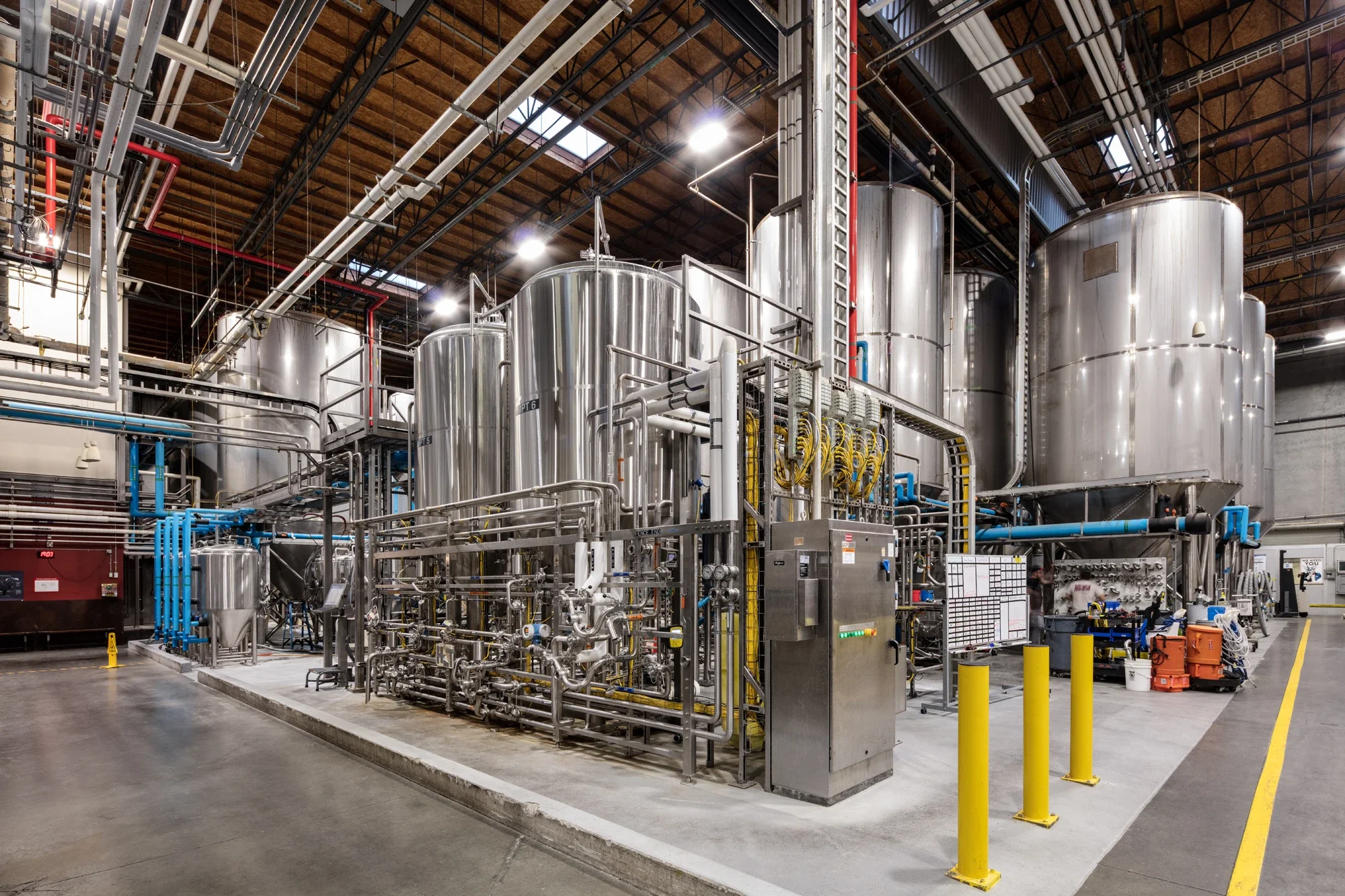 industrial-warehouse-interior-stone-brewery-escondido-©robert-greaux-photography.webp