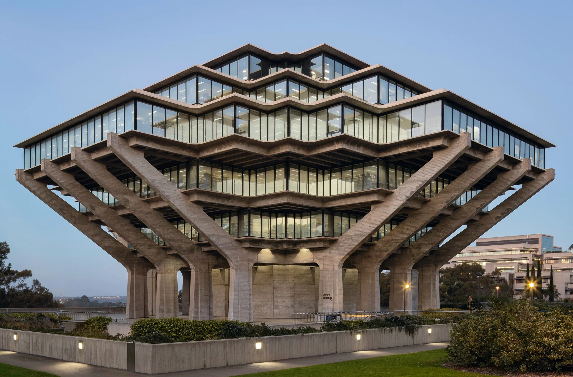 architecture-geisel-library-ucsd-exterior-1-©robert-greaux-photography.webp