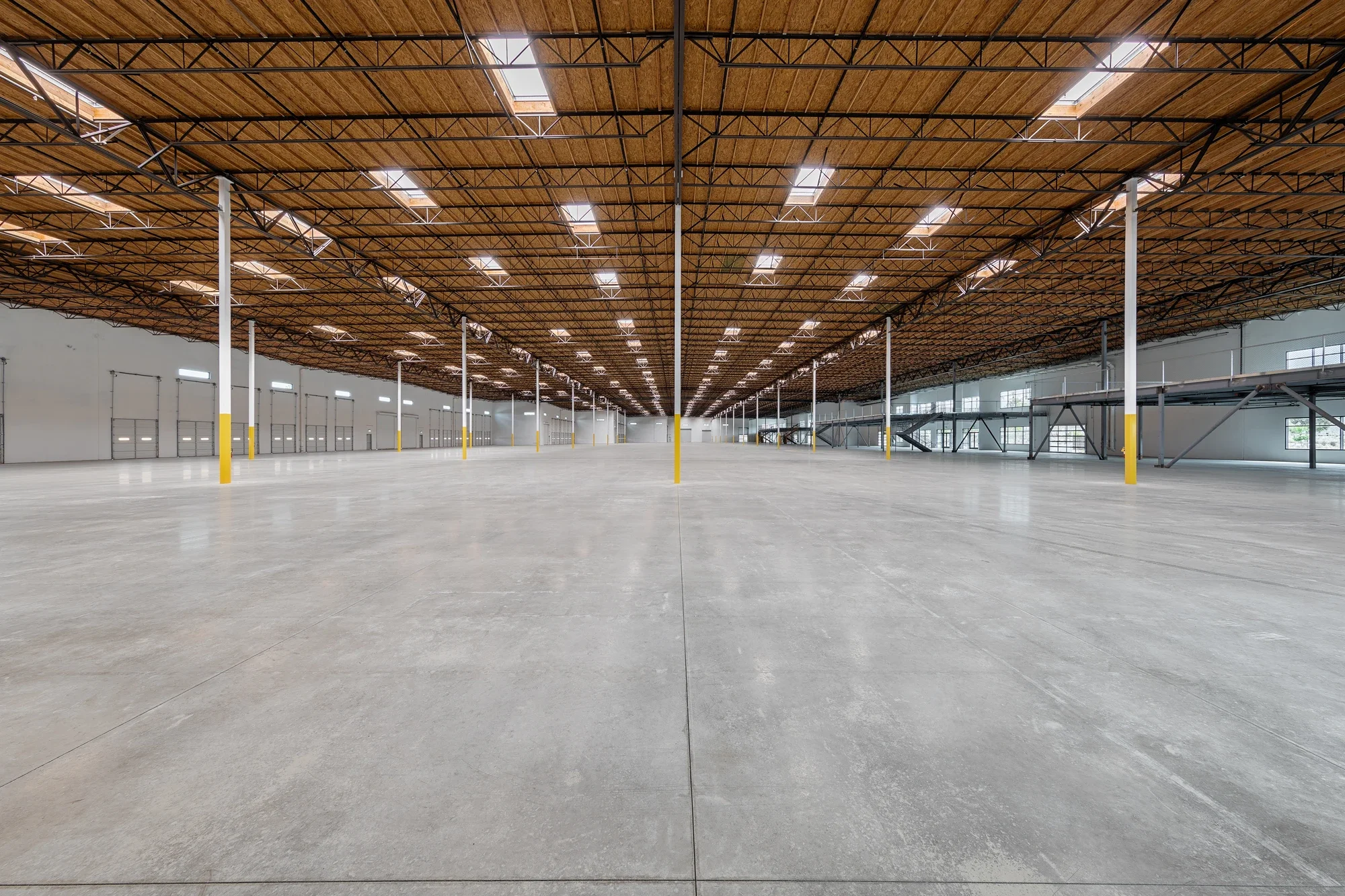 industrial-interior-warehouse-distribute-carlsbad-©robert-greaux-photography.webp
