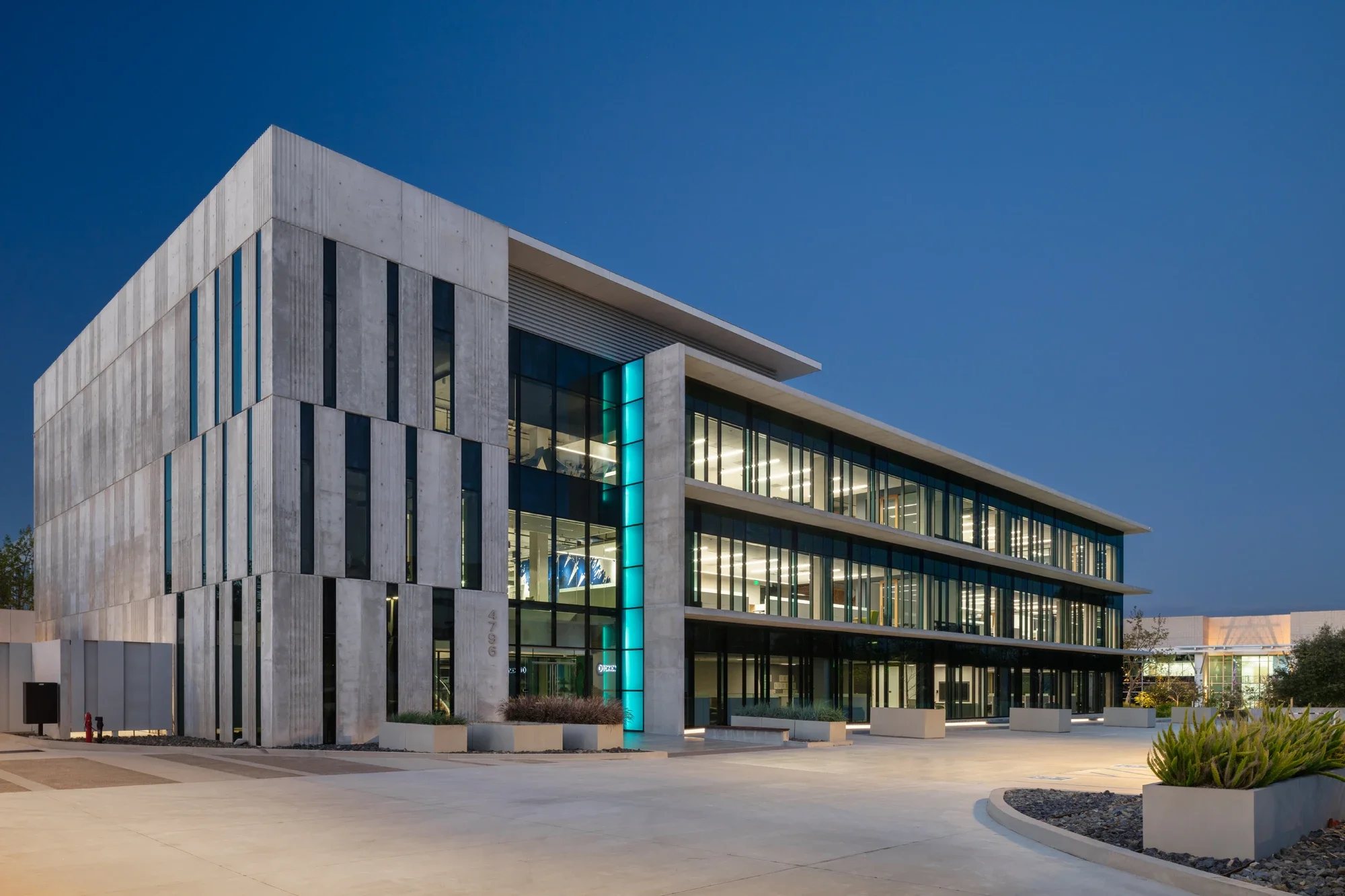 office-life-science-exterior-building-utc-san-diego-3-©robert-greaux-photography.webp