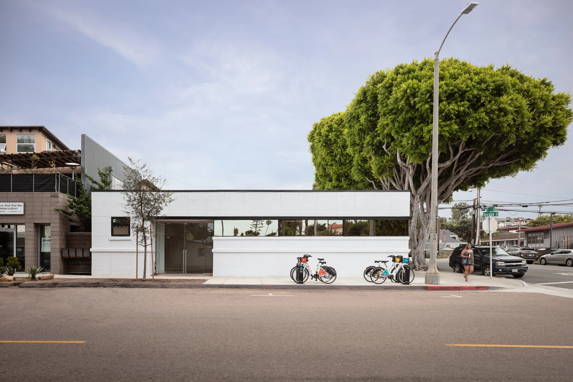 retail-exterior-corner-encinitas-2-©robert-greaux-photography.webp