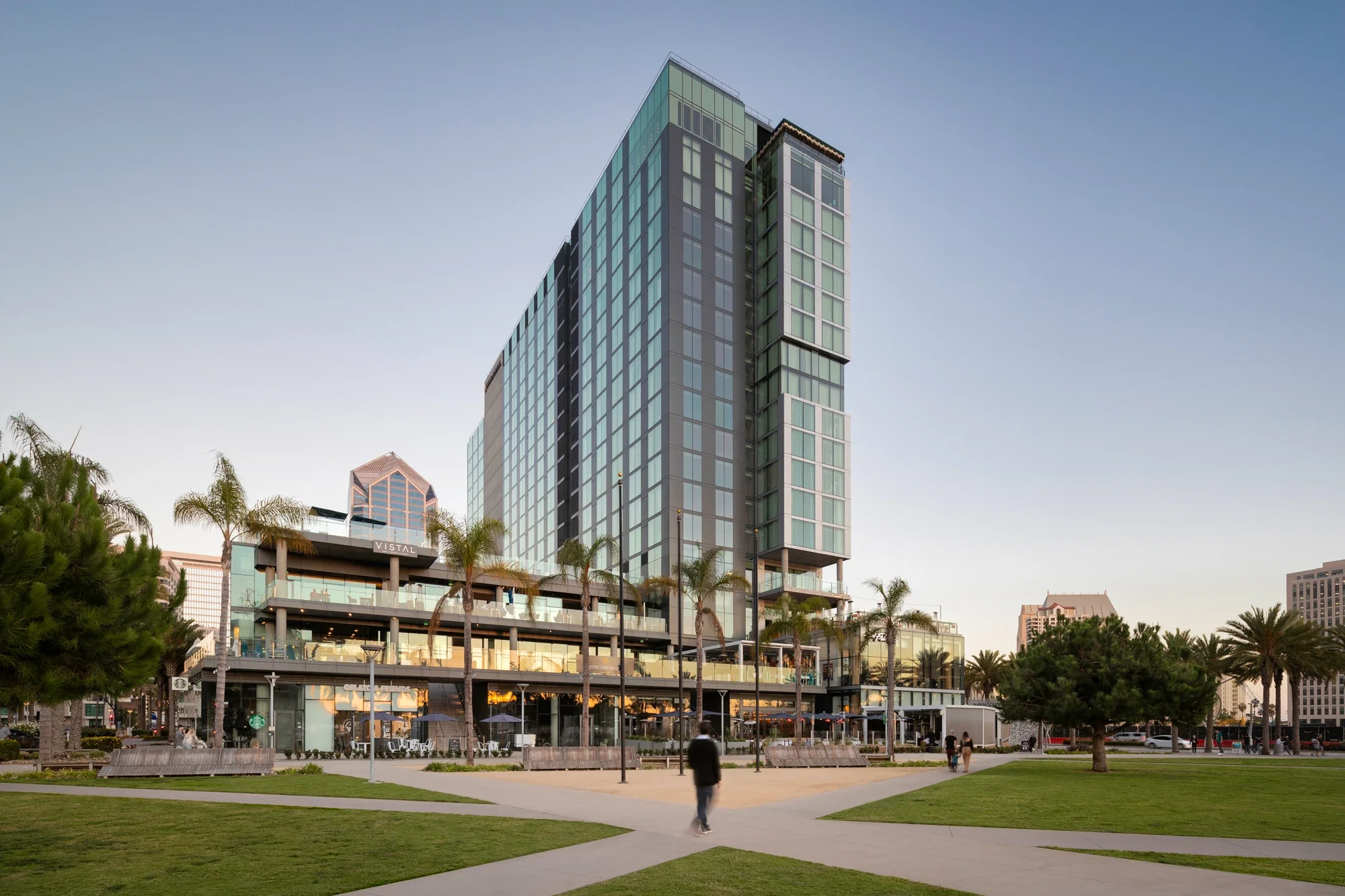 high-rise-retail-hotel-exterior-intercontiental-san-diego-1-©robert-greaux-photography.webp