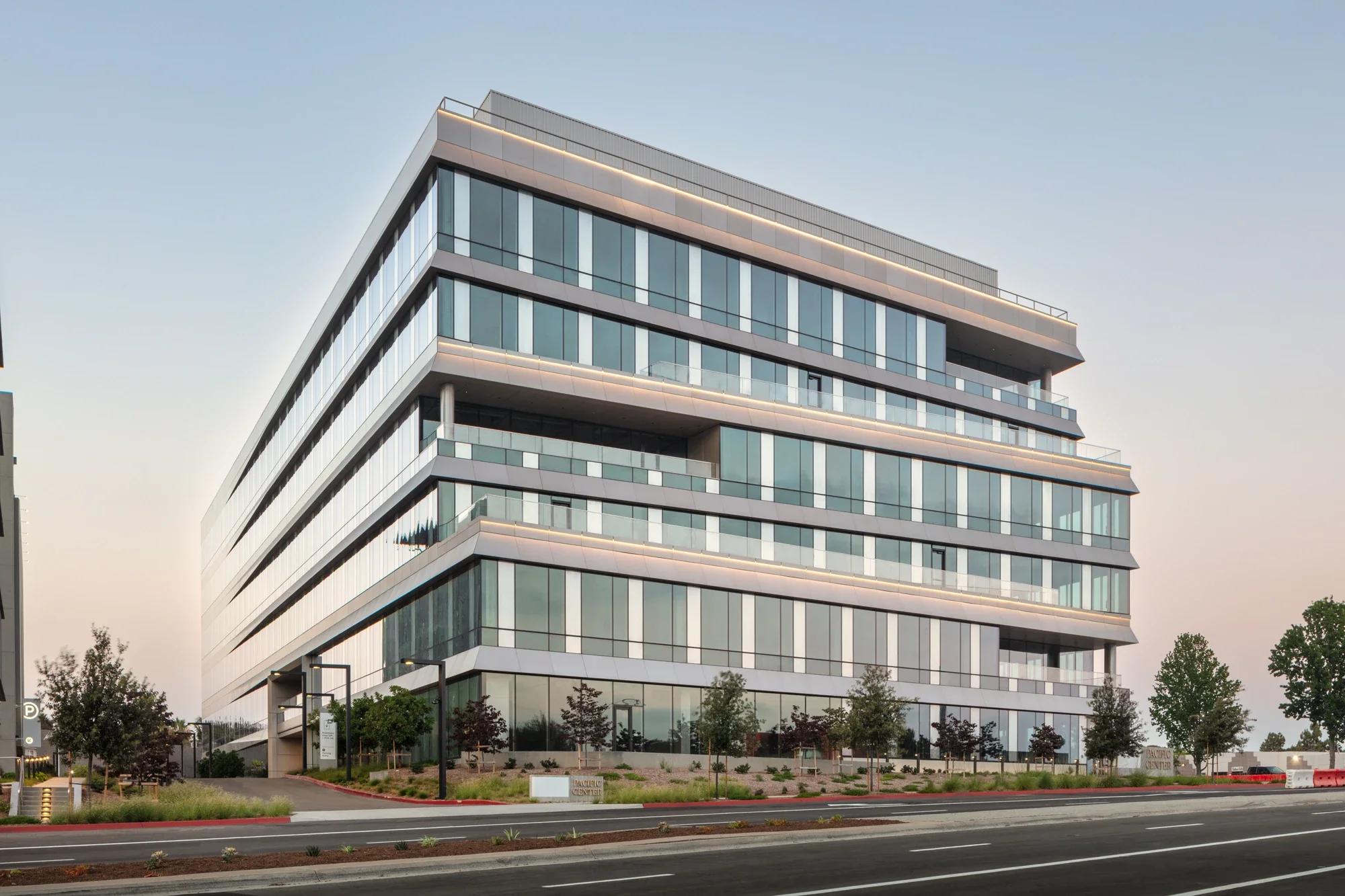 office-building-exterior-pacific-center-31-©robert-greaux-photography.webp