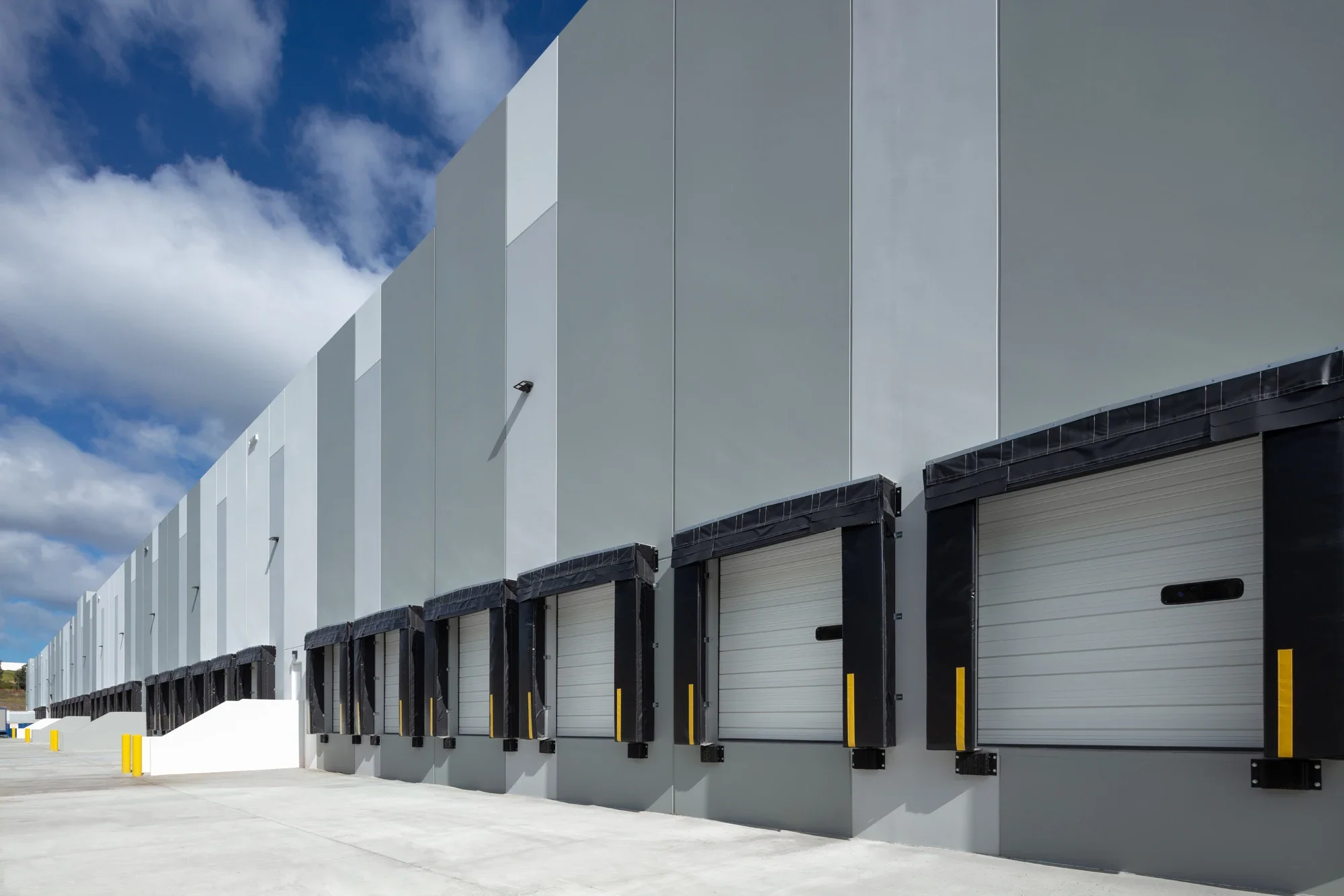industrial-building-exterior-loading-docks--UPS-carlsbad-4-©robert-greaux-photography.webp