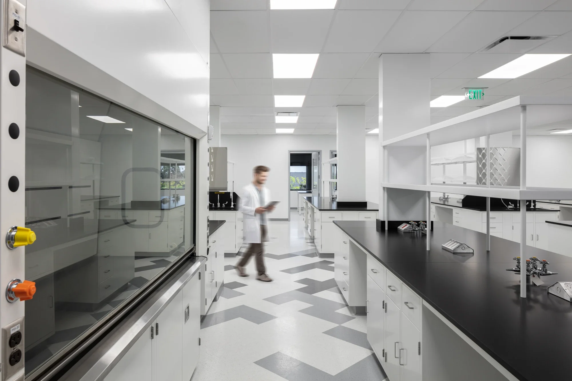 life-science-lab-interior-bench-fume-hood-10045-mesa-rim-sorrento-©robert-greaux-photography.webp
