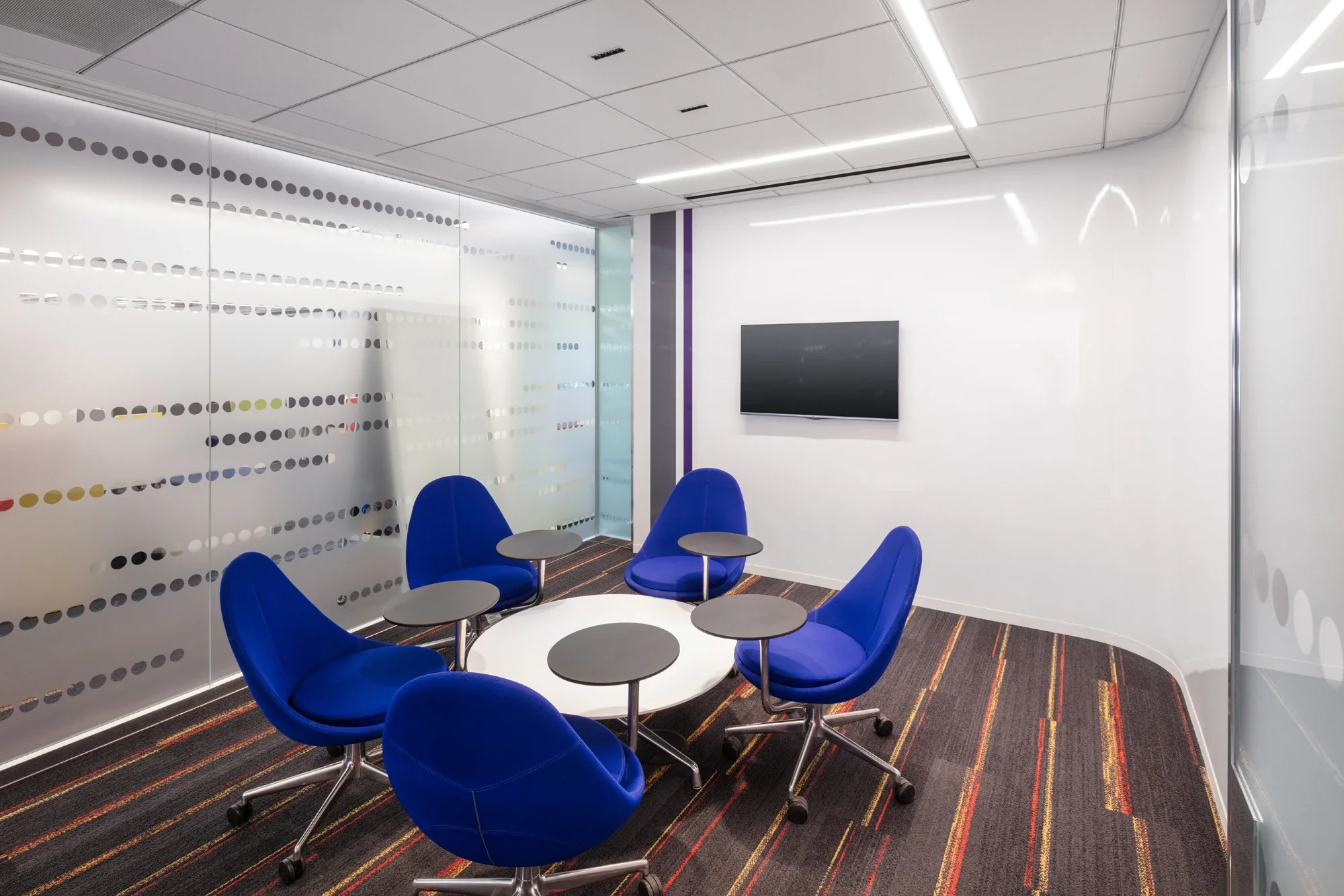 office-interior-small-conference-room-edmunds-santa-monica-©robert-greaux-photography.webp