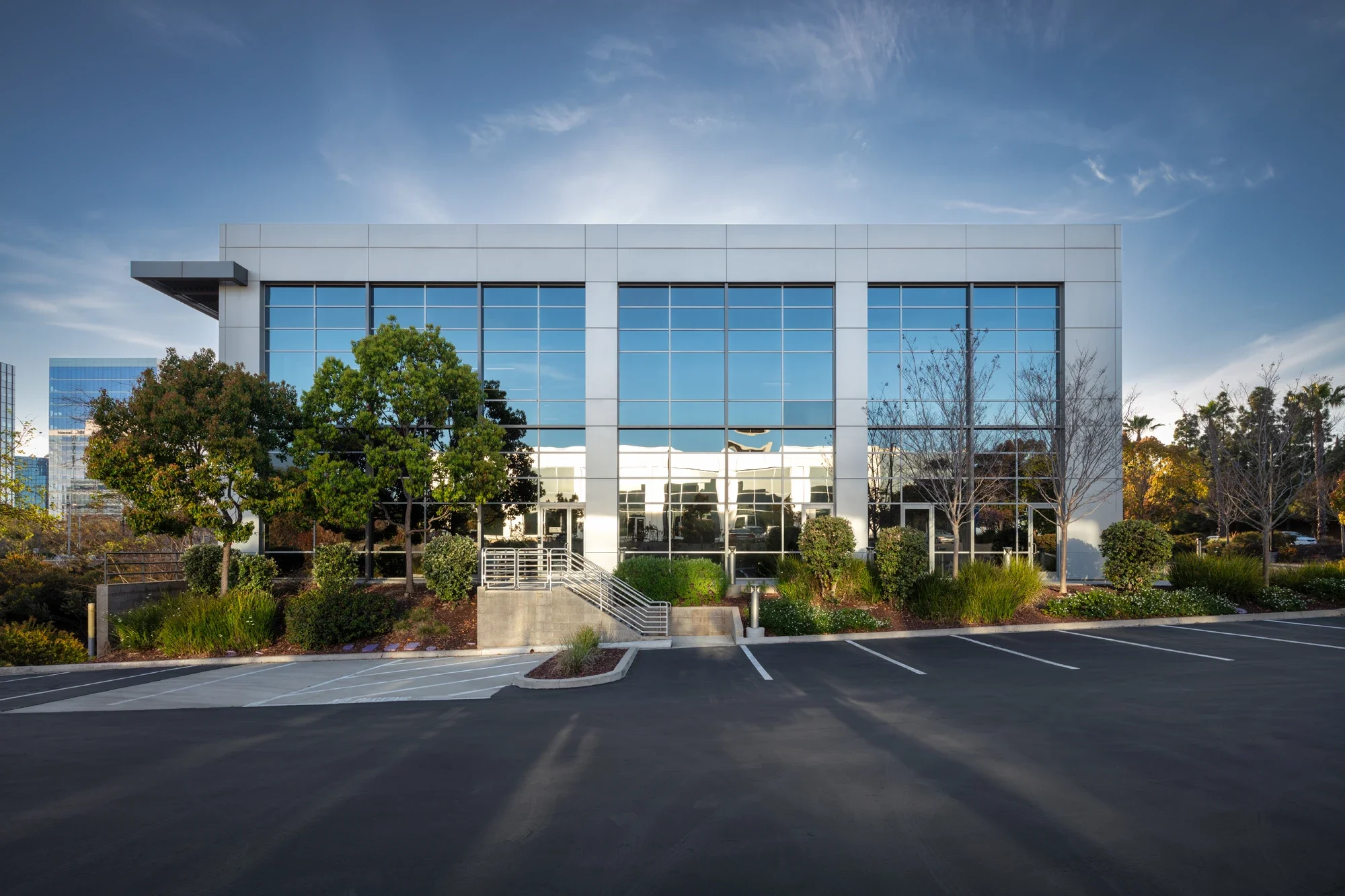office-life-science-exterior-building-utc-san-diego-8-©robert-greaux-photography.webp