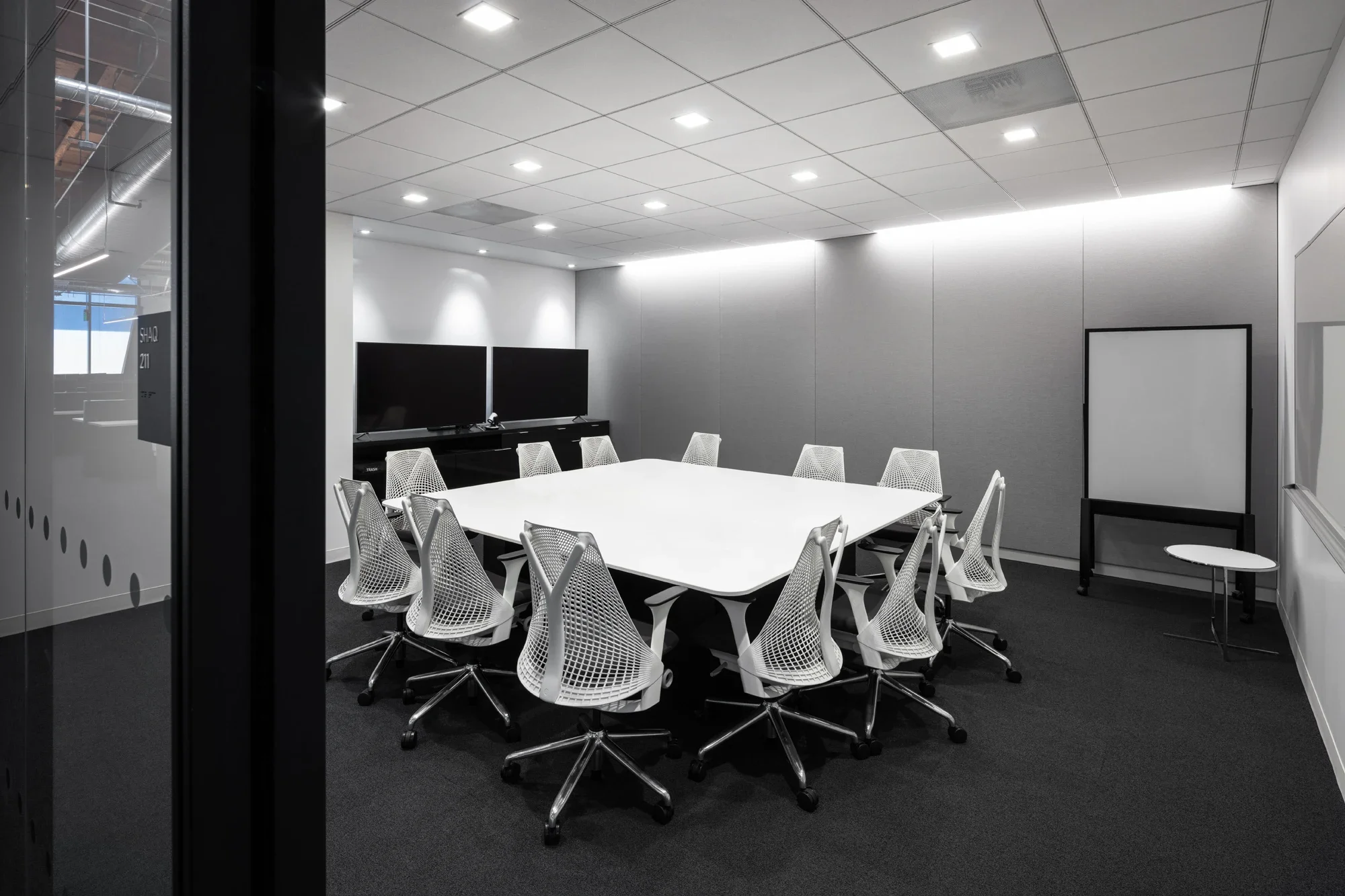 office-interior-small-conference-room-yahoo-playa-vista-©robert-greaux-photography.webp