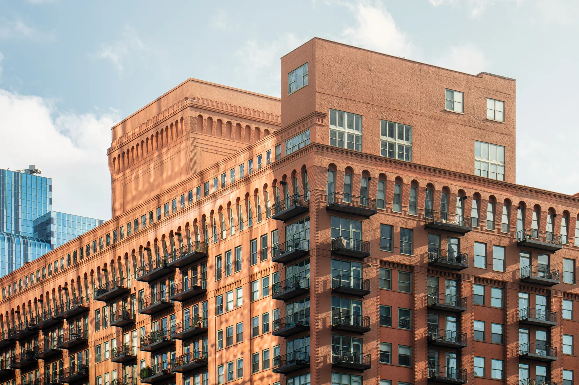 architecture-building-exterior-brick-balcony-chicago-©robert-greaux-photography.webp