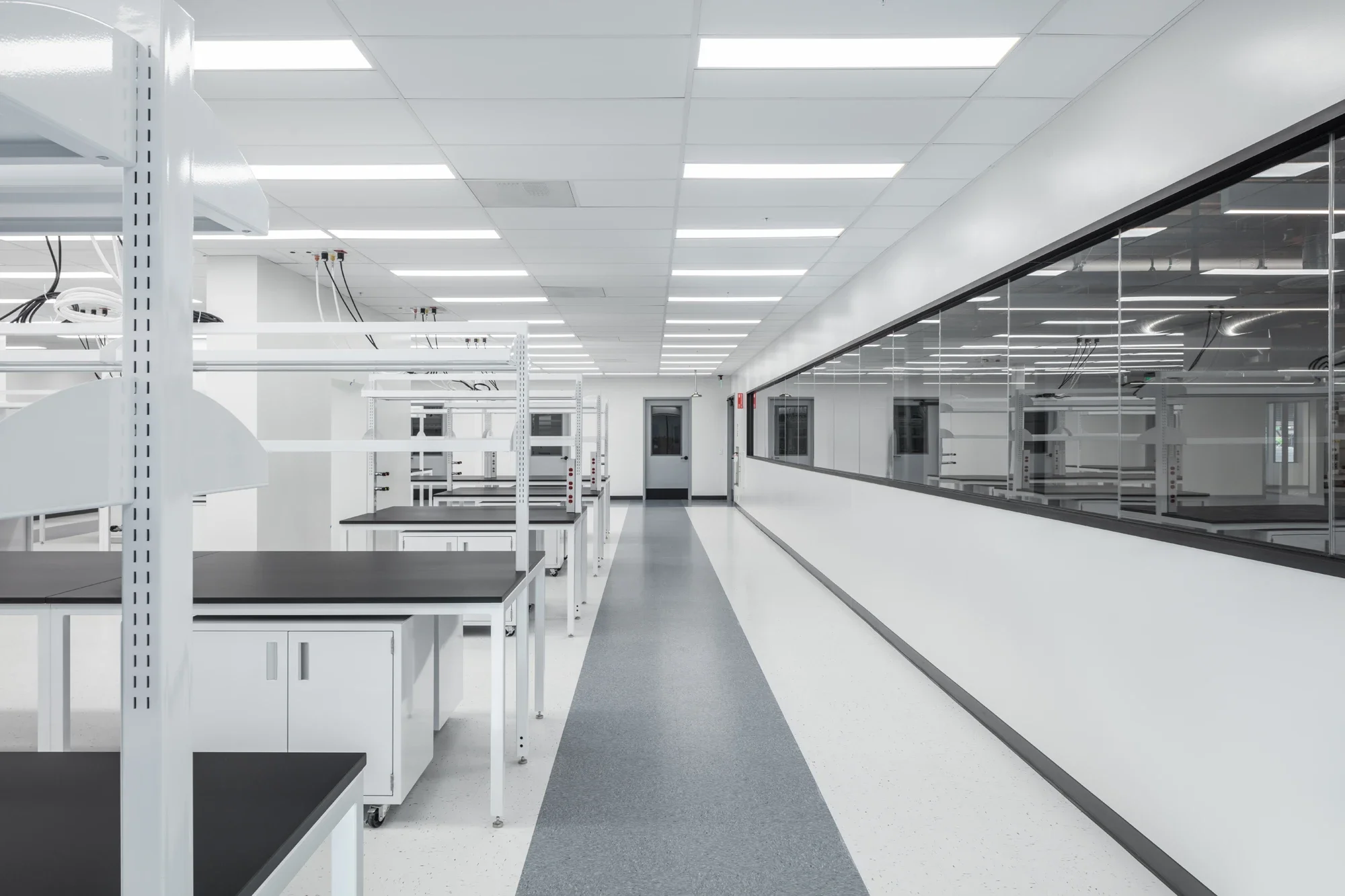 life-science-lab-interior-bench-table-10398-pacific-center-sorrento-3-©robert-greaux-photography.webp