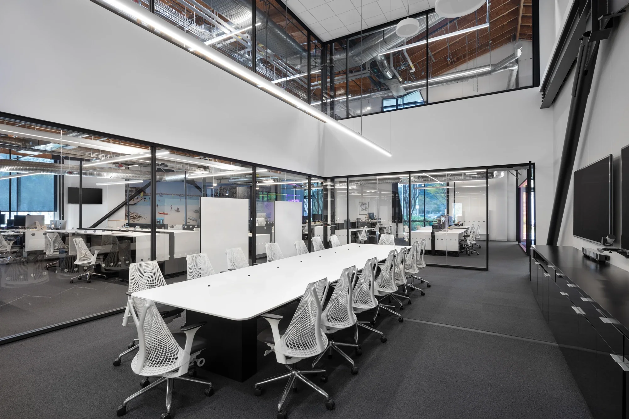 office-interior-large-conference-room-yahoo-playa-vista-©robert-greaux-photography.webp