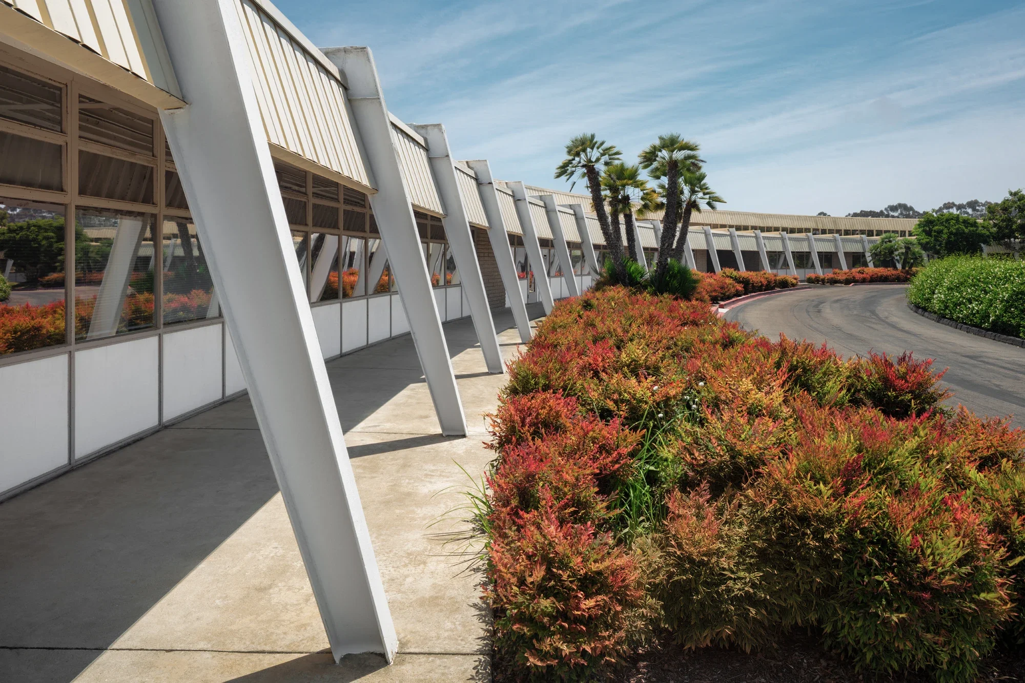 life-science-exterior-walkway-mid-century-sorrento-©robert-greaux-photography.webp