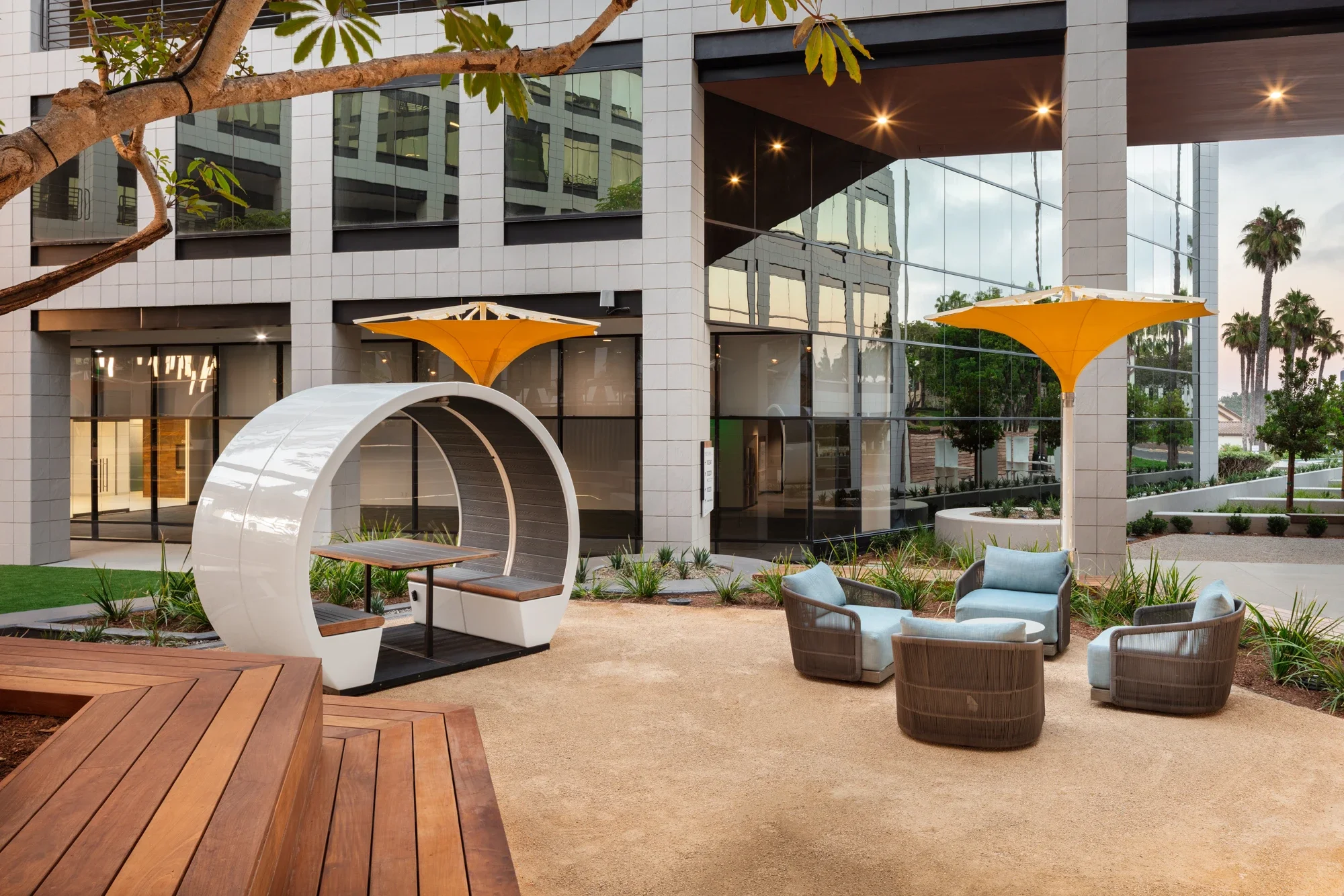office-courtyard-seating-elements-sorrento-mesa-©robert-greaux-photography.webp