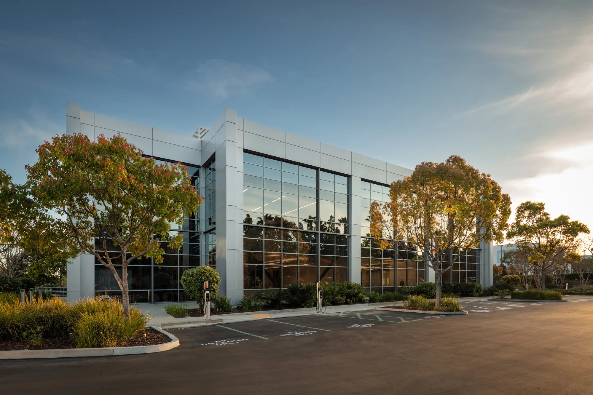 office-life-science-building-exterior-glassline-utc-san-diego-©robert-greaux-photography.webp