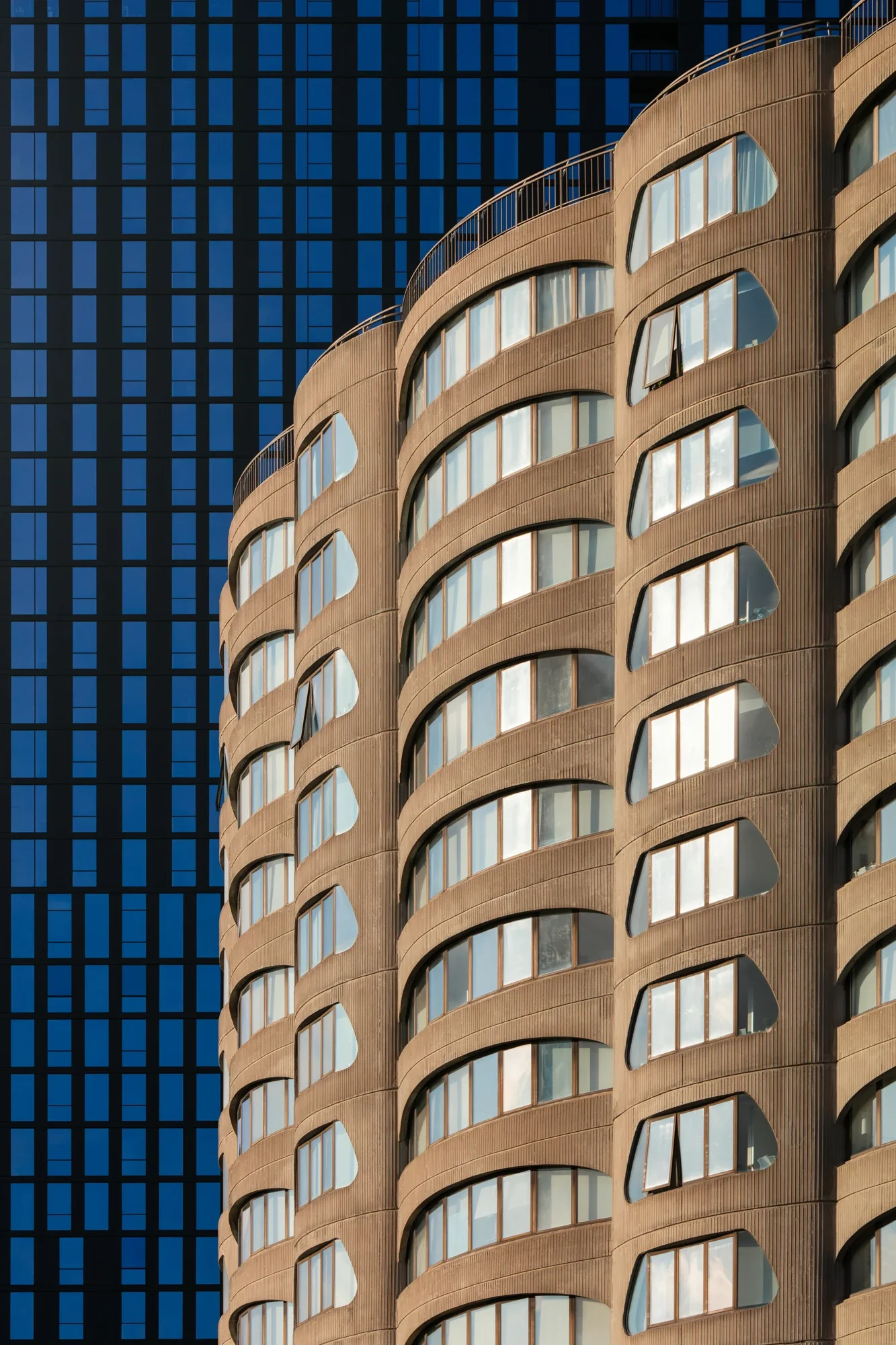 architecture-building-exterior-river-city-chicago-©robert-greaux-photography.webp