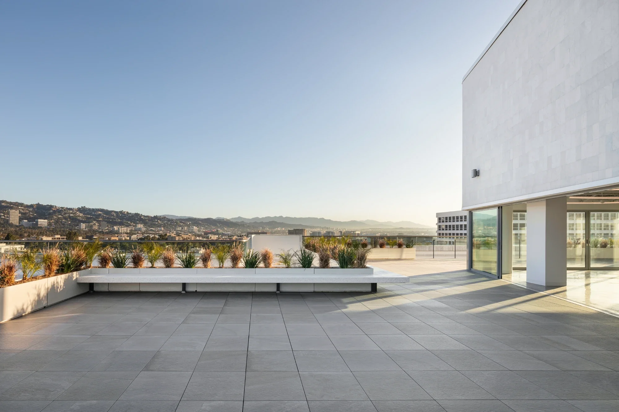office-exterior-patio-view-wilshire-beverly-hills-©robert-greaux-photography.webp