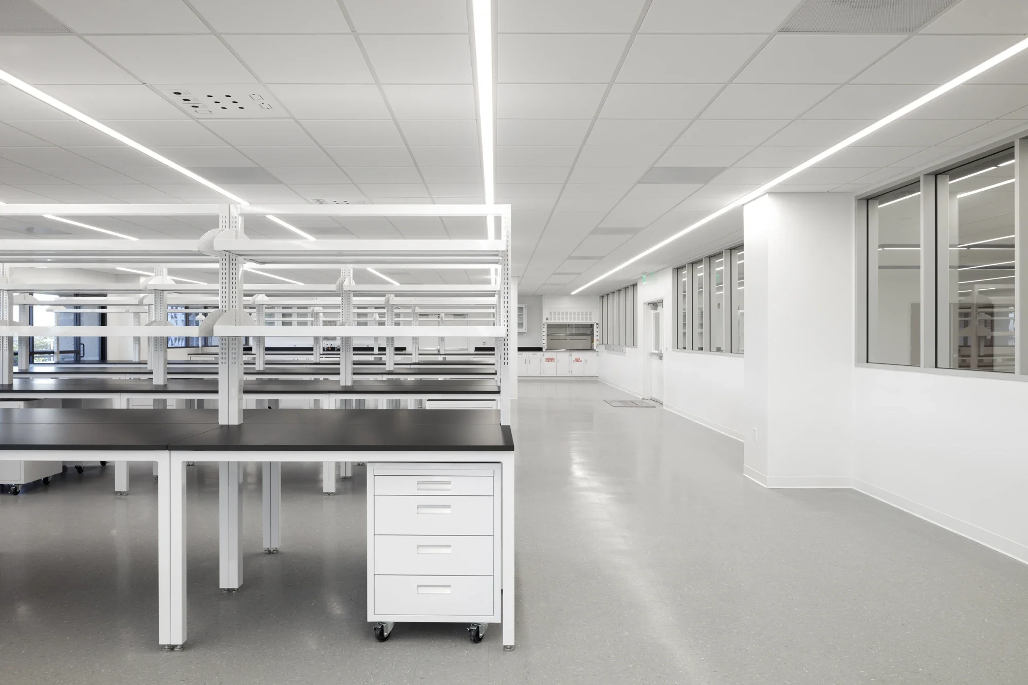 life-science-interior-lab-2051 palomar-airport-carlsbad-4-©robert-greaux-photography.webp