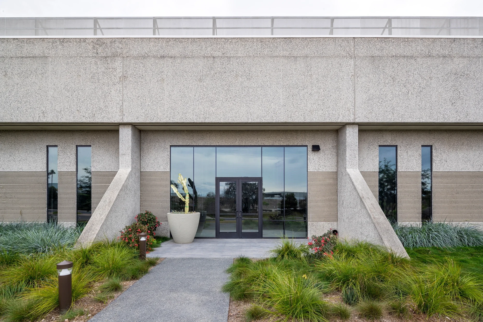 office-exterior-patio-flight-2051-palomar-airport-carlsbad-©robert-greaux-photography.webp