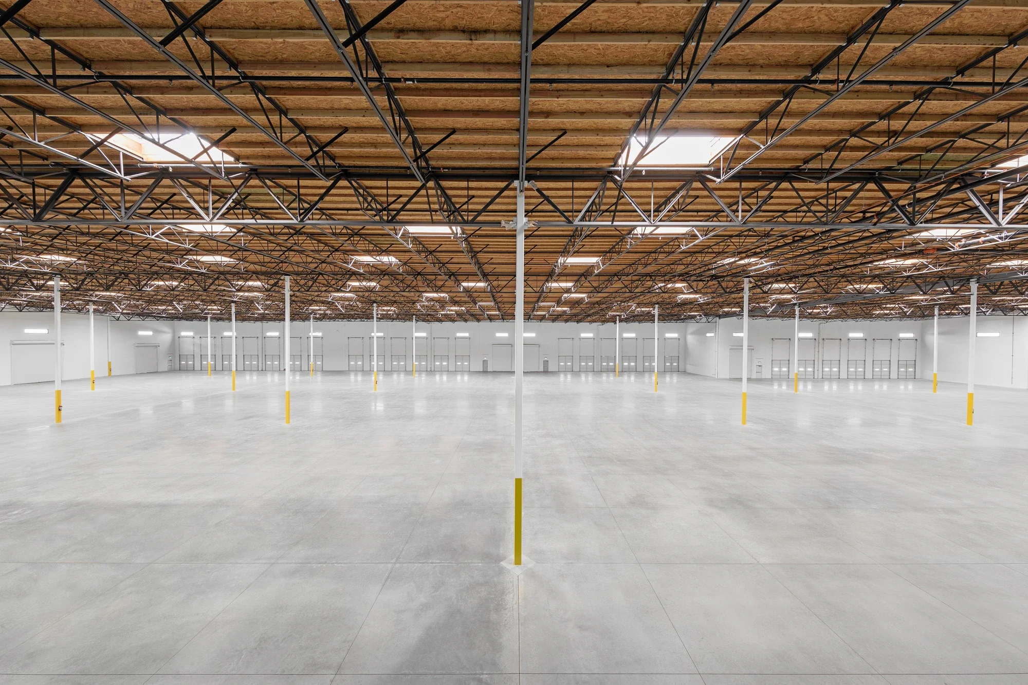 industrial-building-interior-view-amazon-carlsbad-3-©robert-greaux-photography.webp