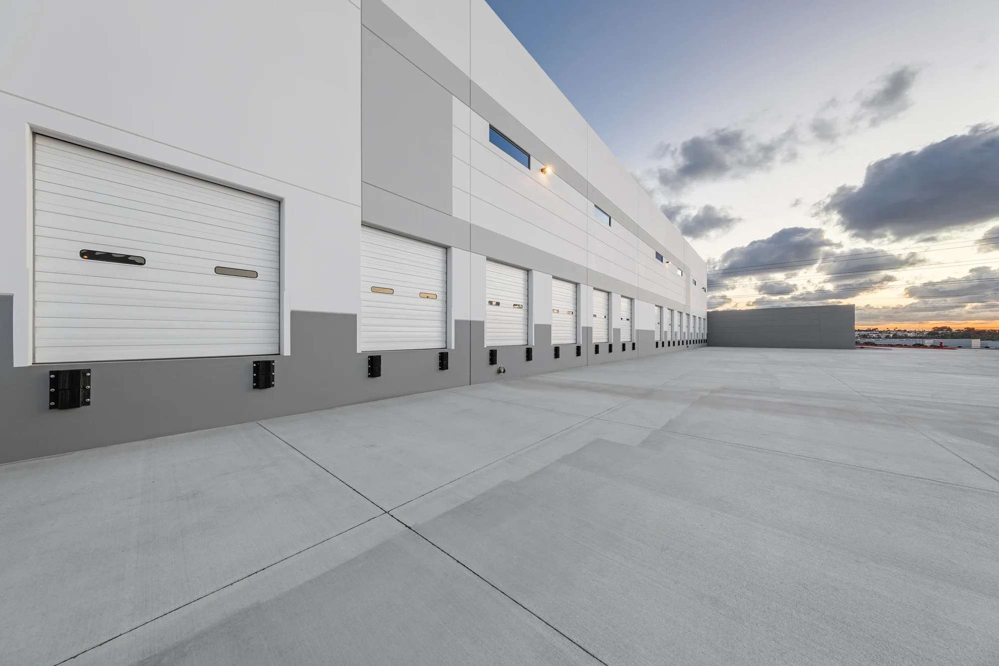 industrial-building-loading-doors-amazon-carlsbad-©robert-greaux-photography.webp