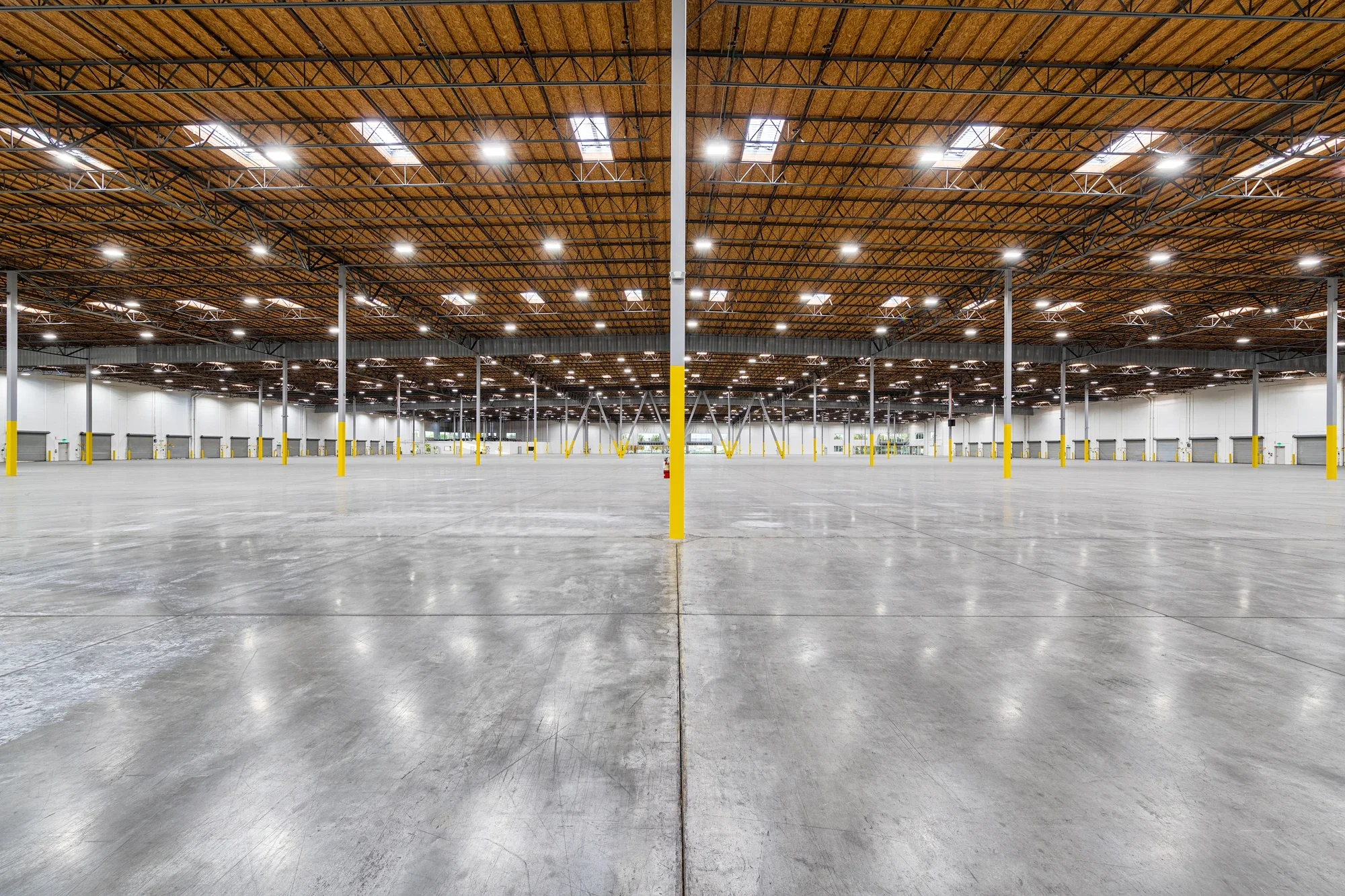 industrial-interior-warehouse-viva-logistics-otay-3-©robert-greaux-photography.webp